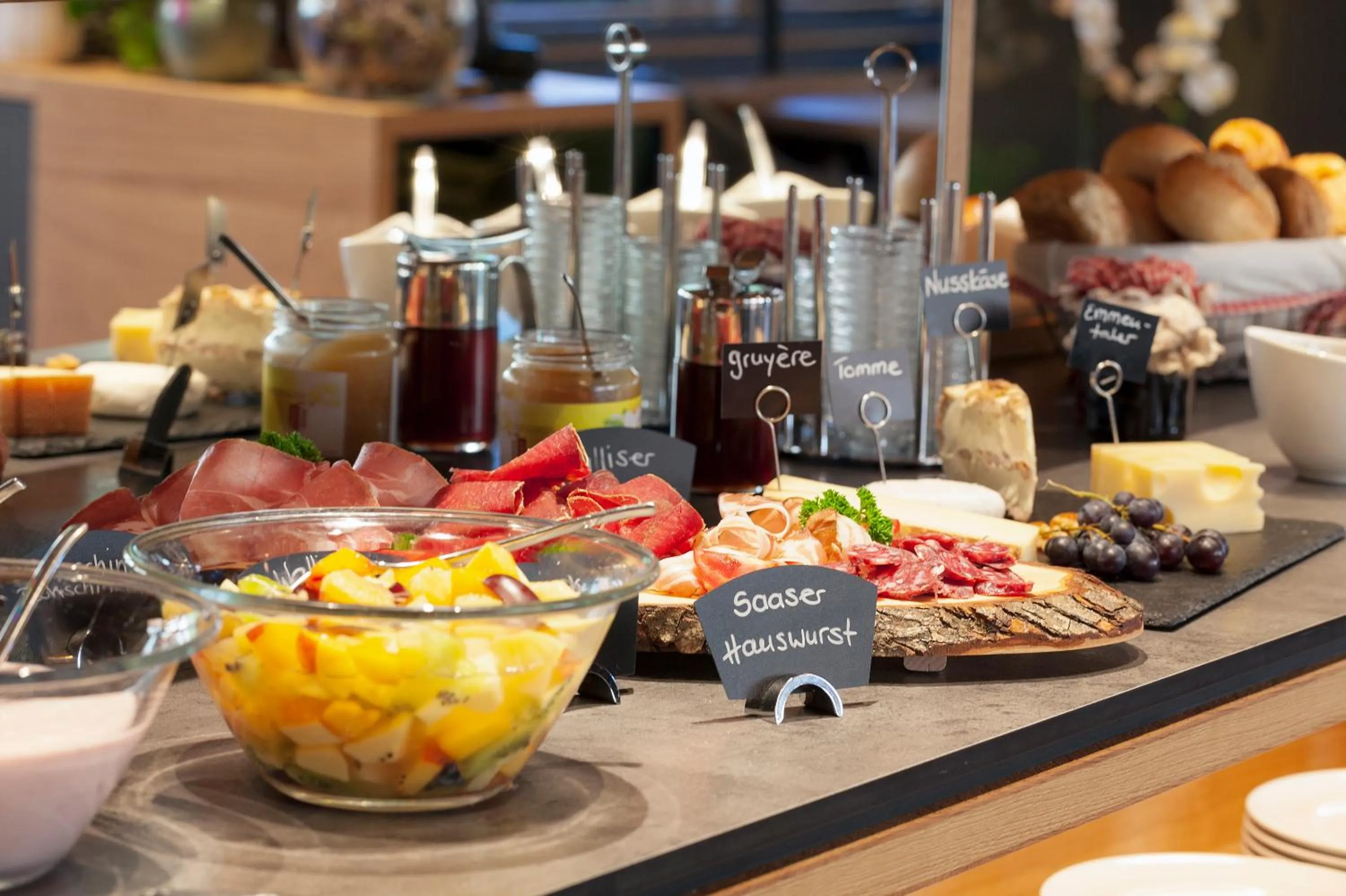 Restaurant/places to eat in Hotel Eden No. 7