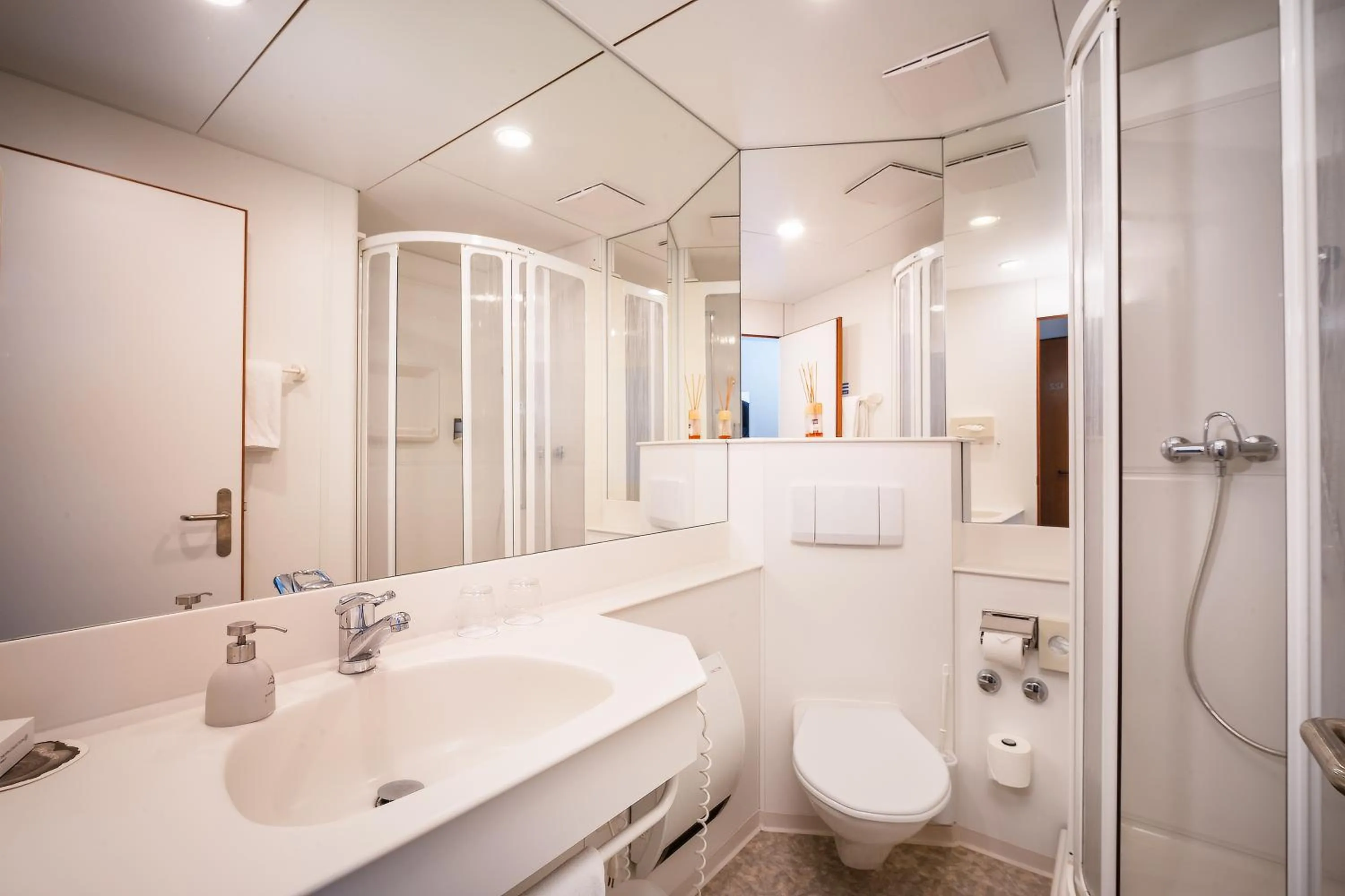 Shower in Seeblick Höhenhotel