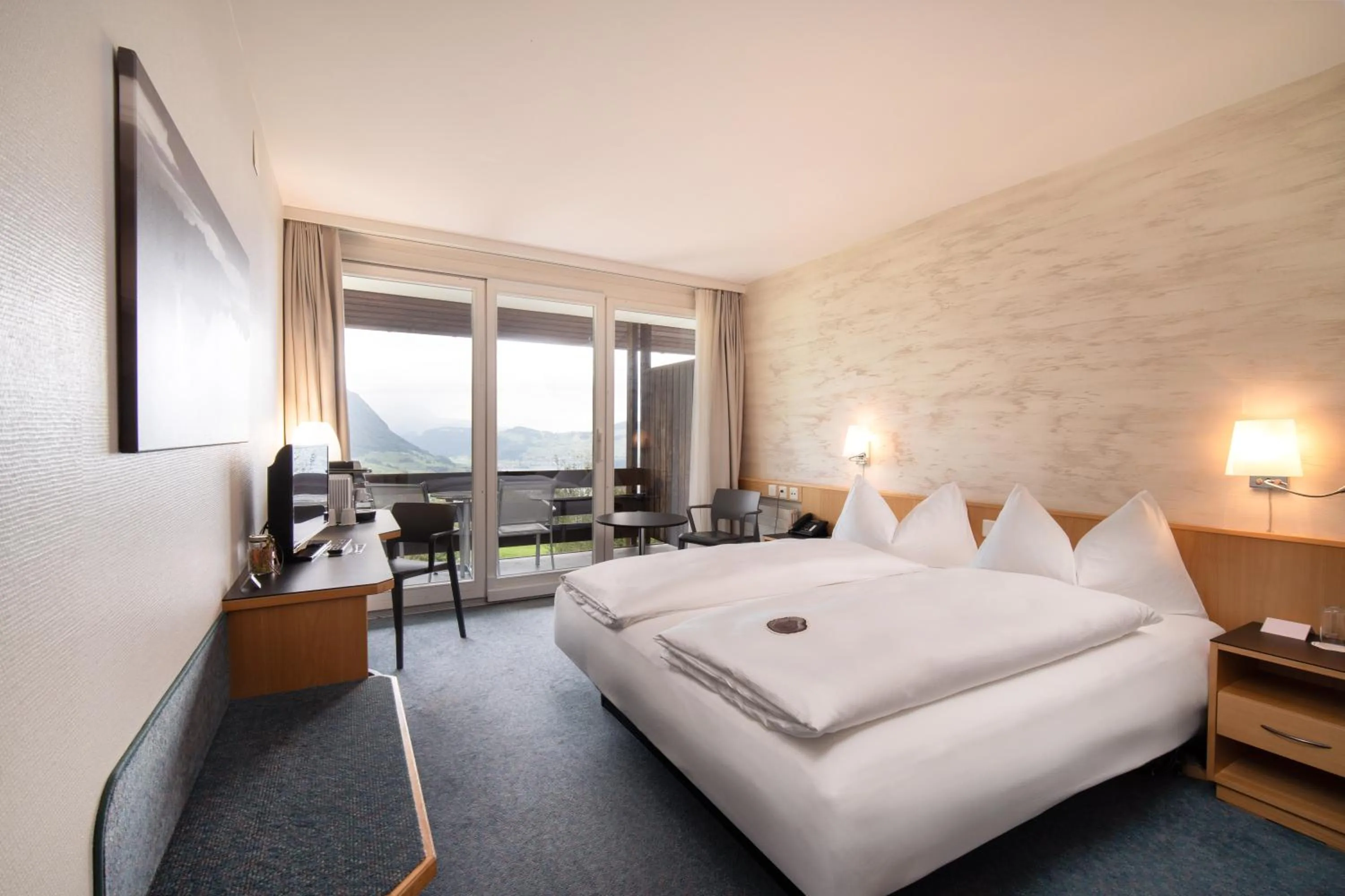 Living room, Bed in Seeblick Höhenhotel