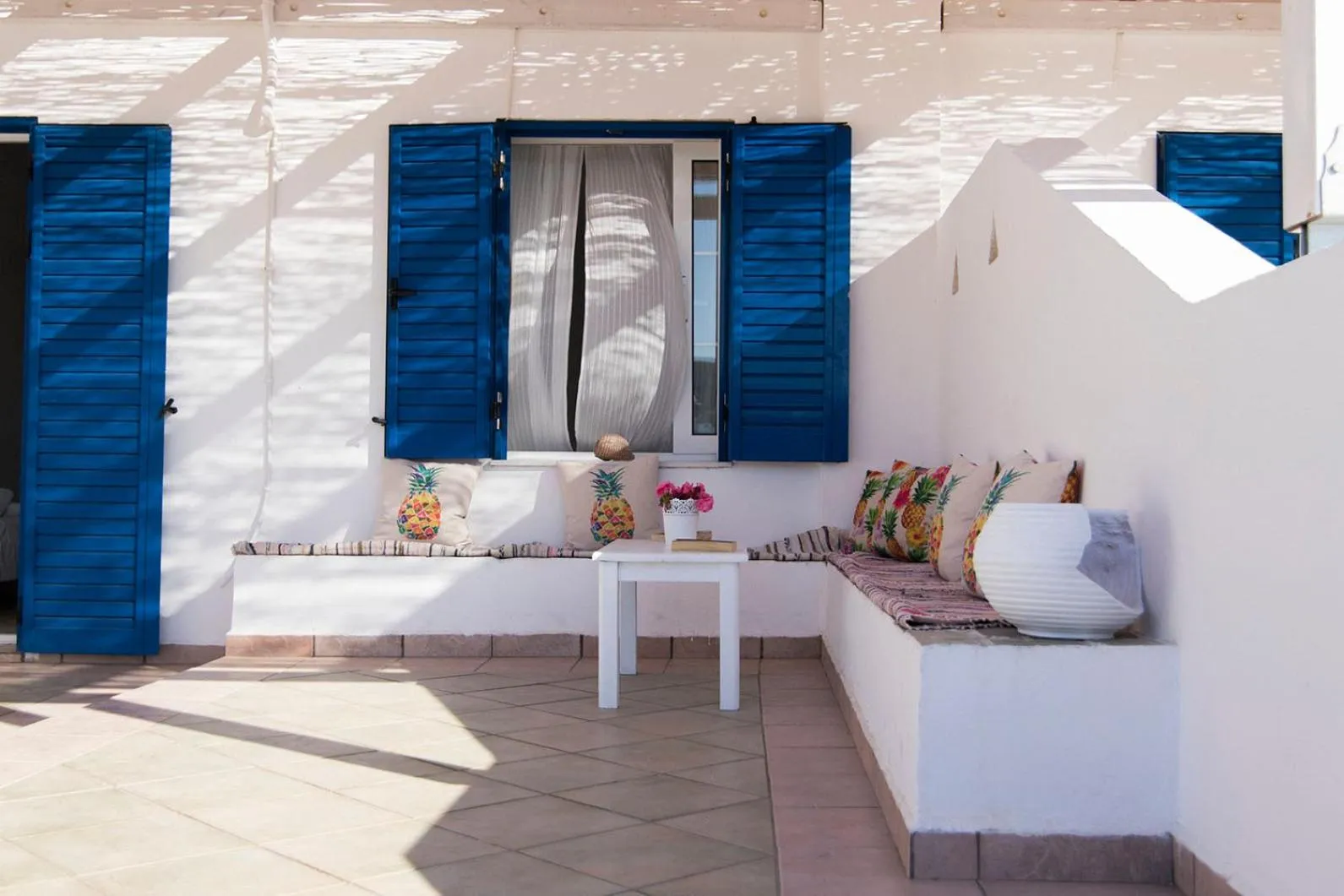 Balcony/Terrace in Armadoros Hotel / Ios Backpackers