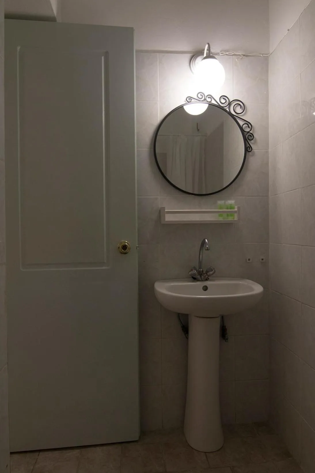 Shower in Armadoros Hotel / Ios Backpackers