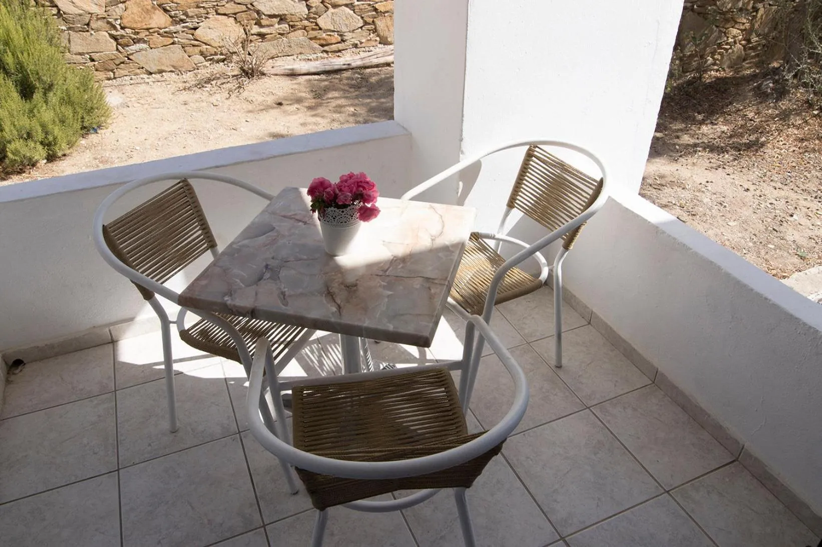 Balcony/Terrace in Armadoros Hotel / Ios Backpackers