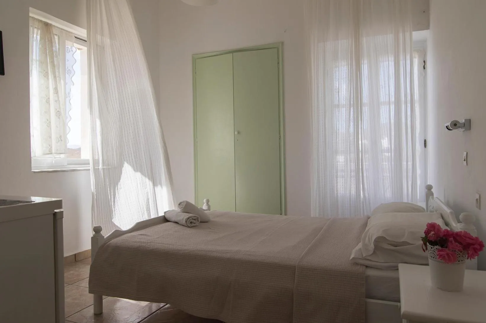 Photo of the whole room, Bed in Armadoros Hotel / Ios Backpackers