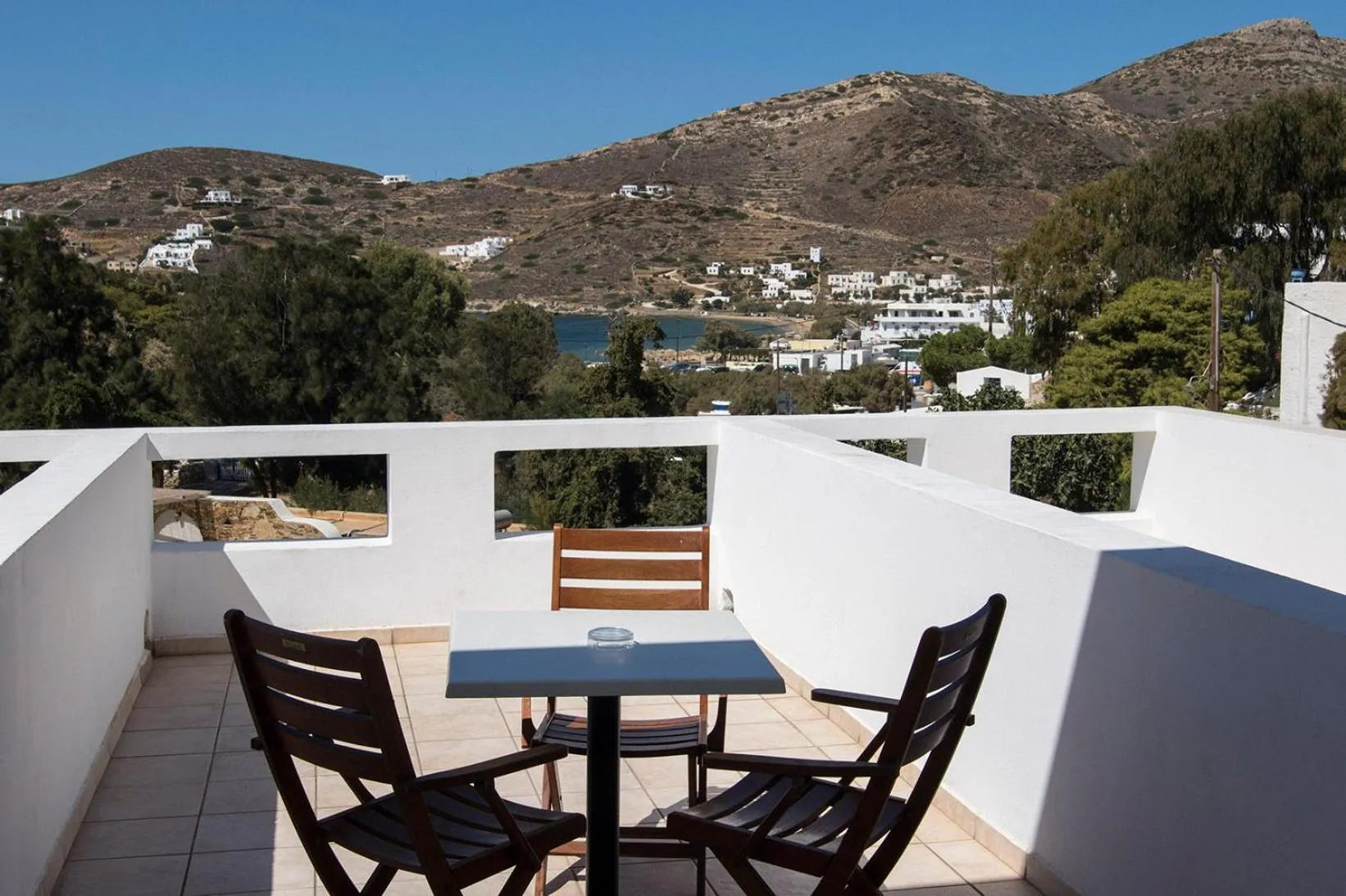 Balcony/Terrace in Armadoros Hotel / Ios Backpackers