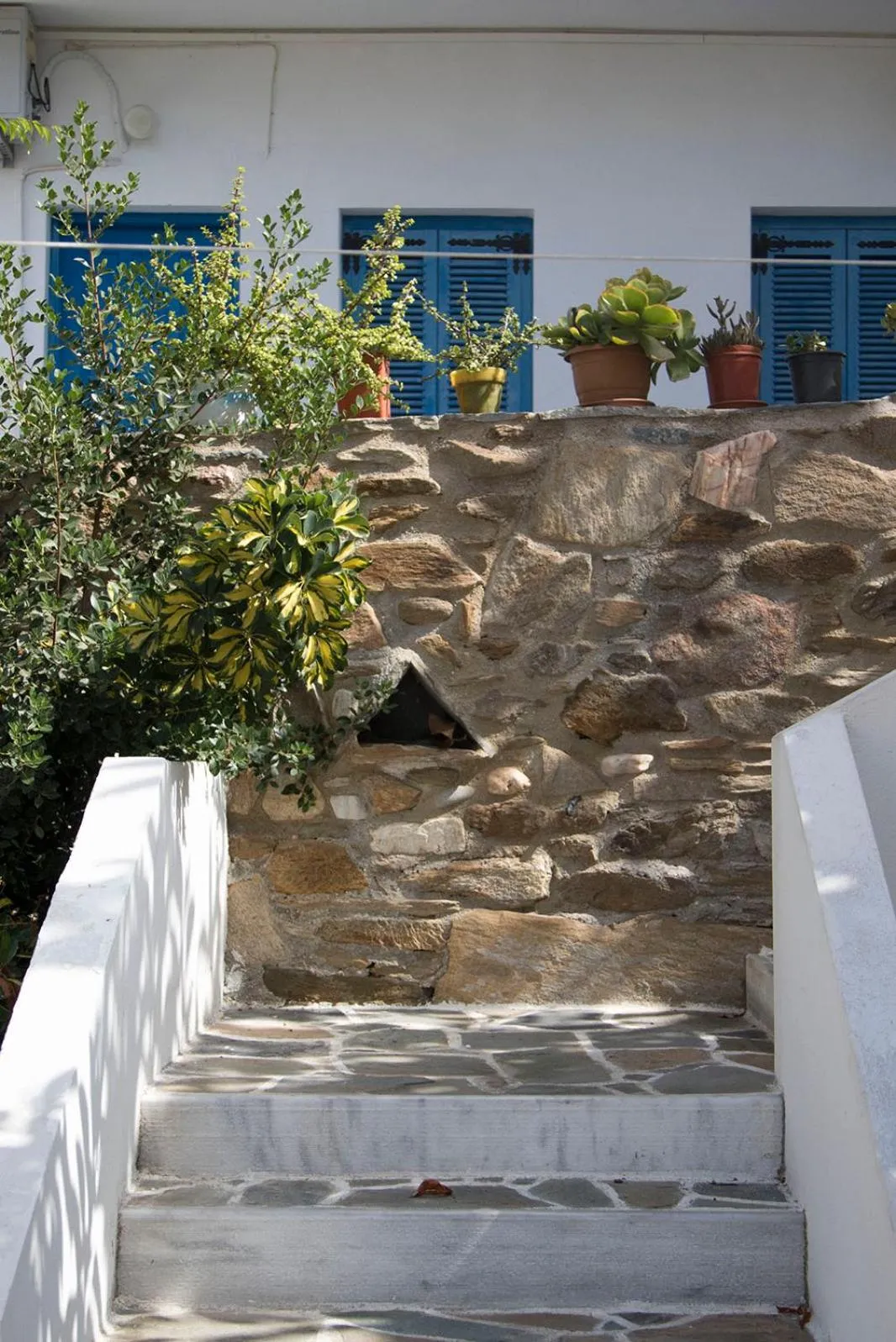 Property building in Armadoros Hotel / Ios Backpackers