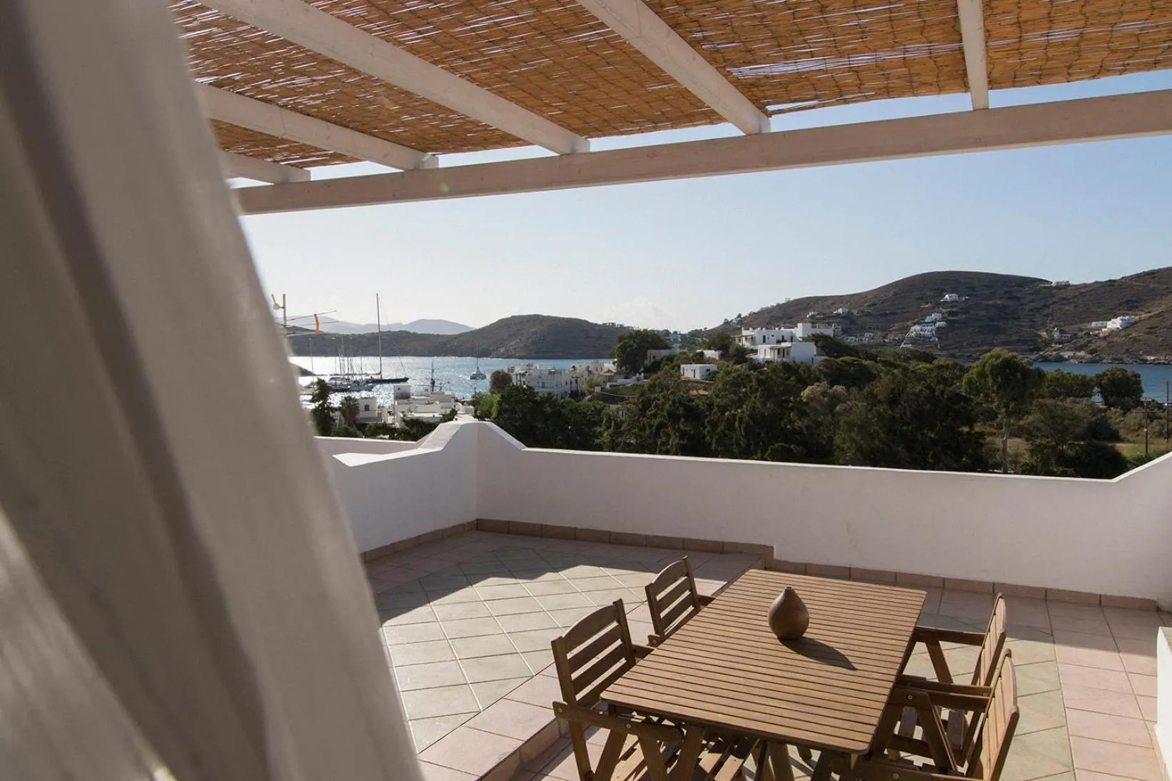 Balcony/Terrace in Armadoros Hotel / Ios Backpackers