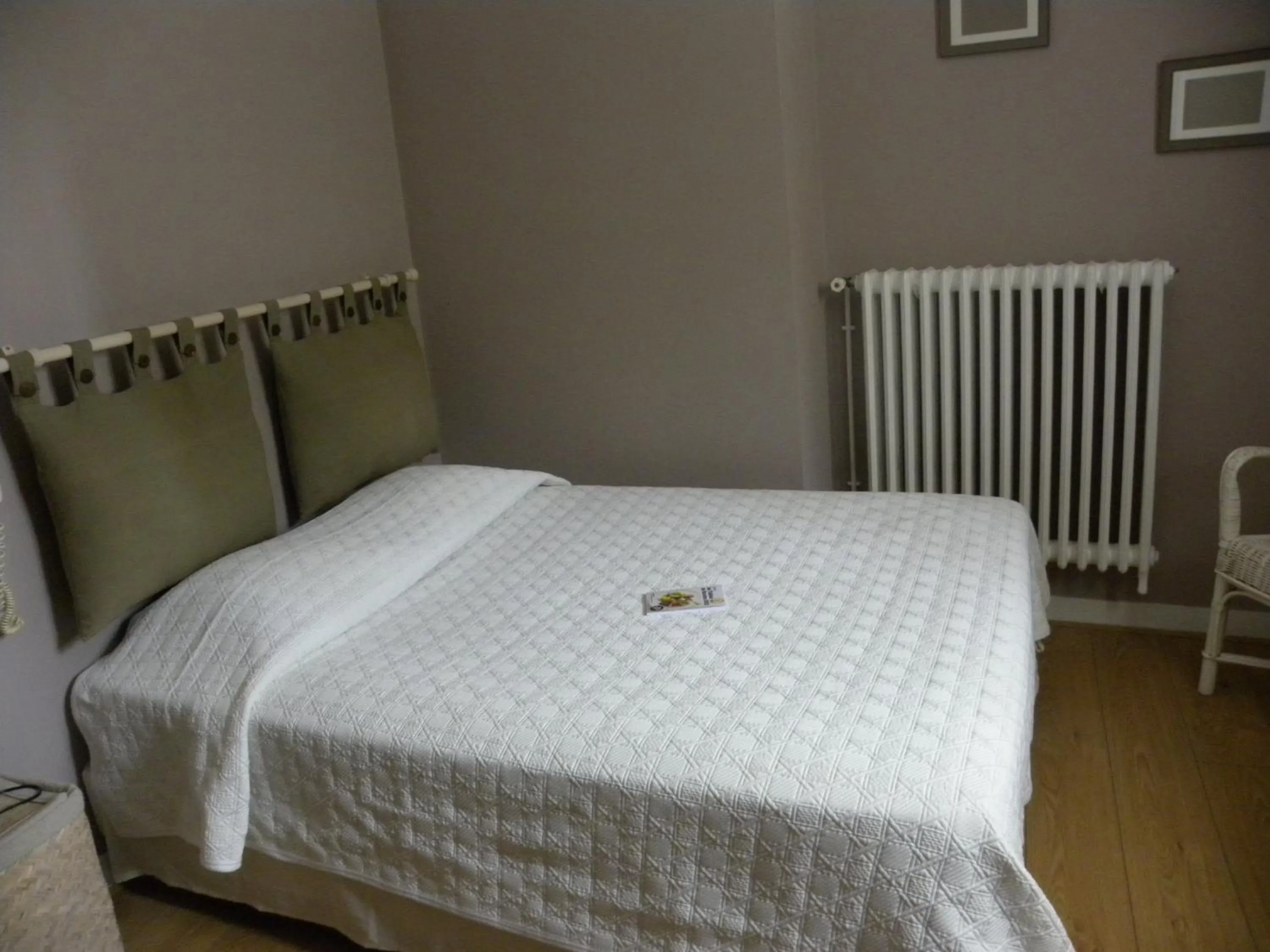 Photo of the whole room, Bed in Hôtel Le Cambronne