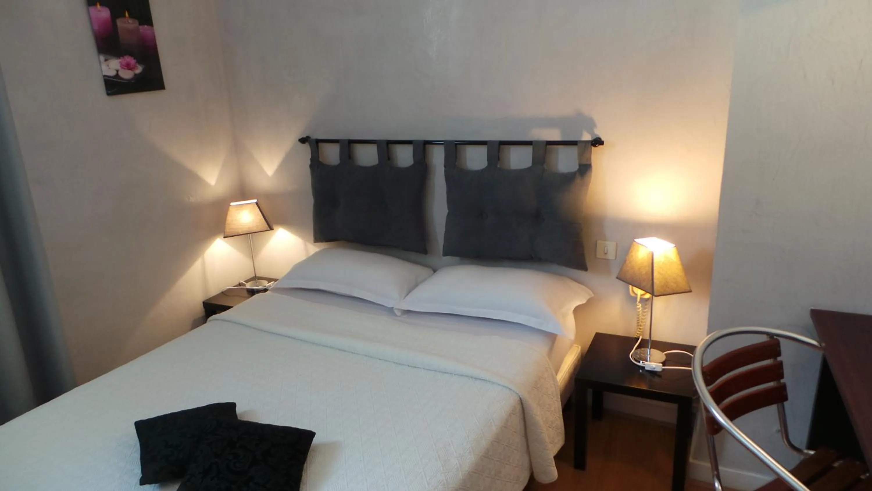 Bed in Hôtel Le Cambronne