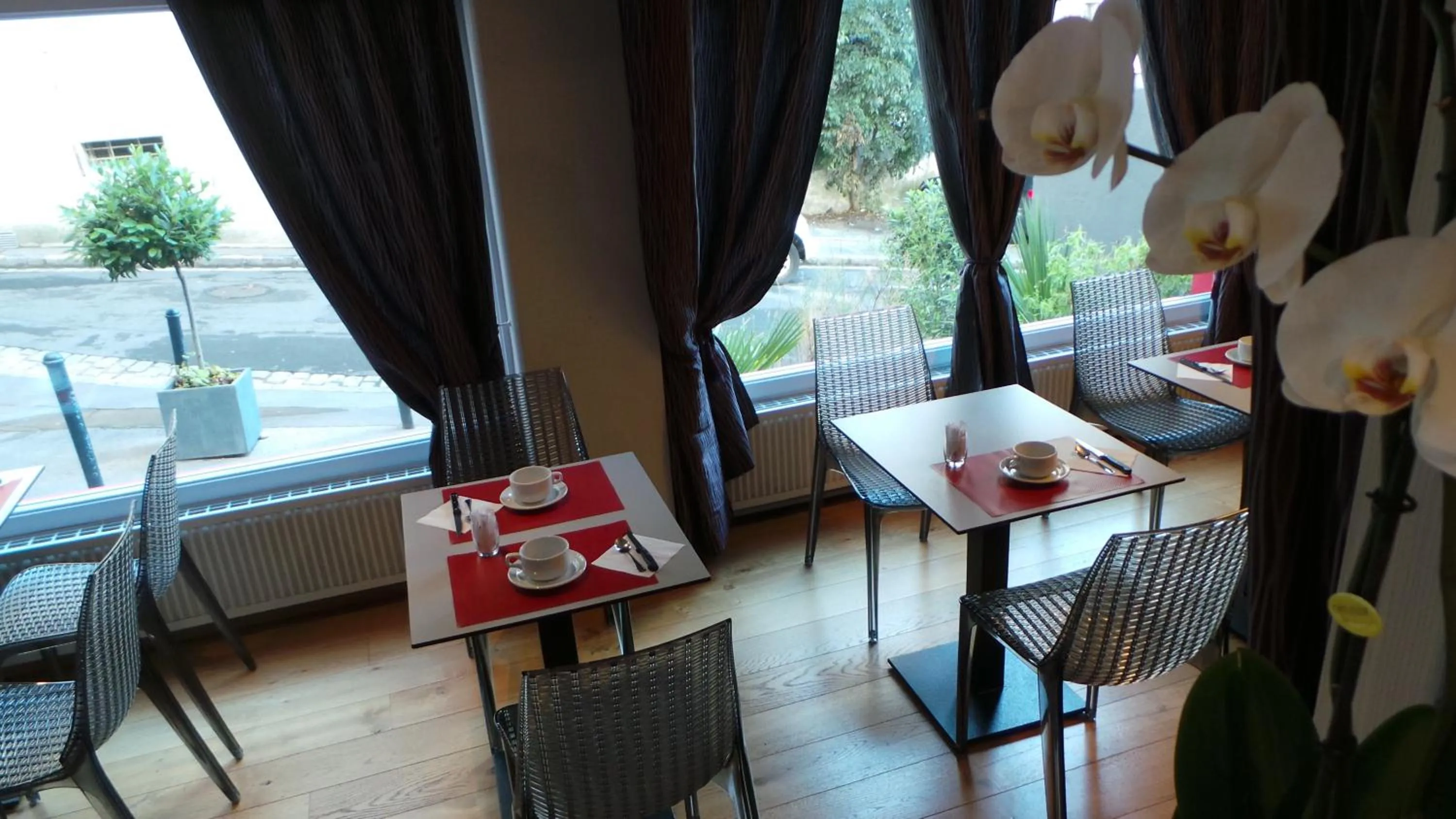 Restaurant/places to eat in Hôtel Le Cambronne