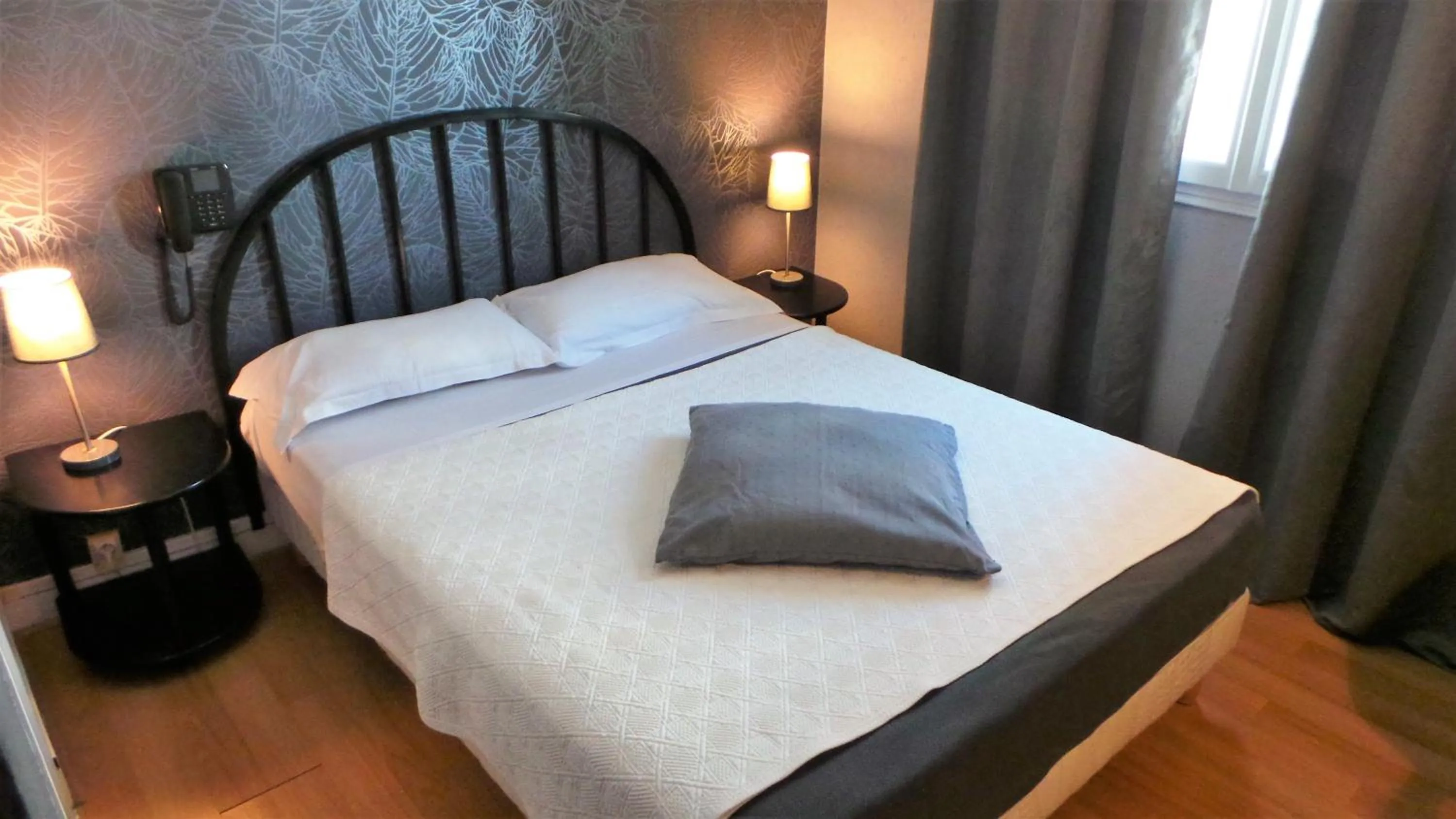 Bed in Hôtel Le Cambronne