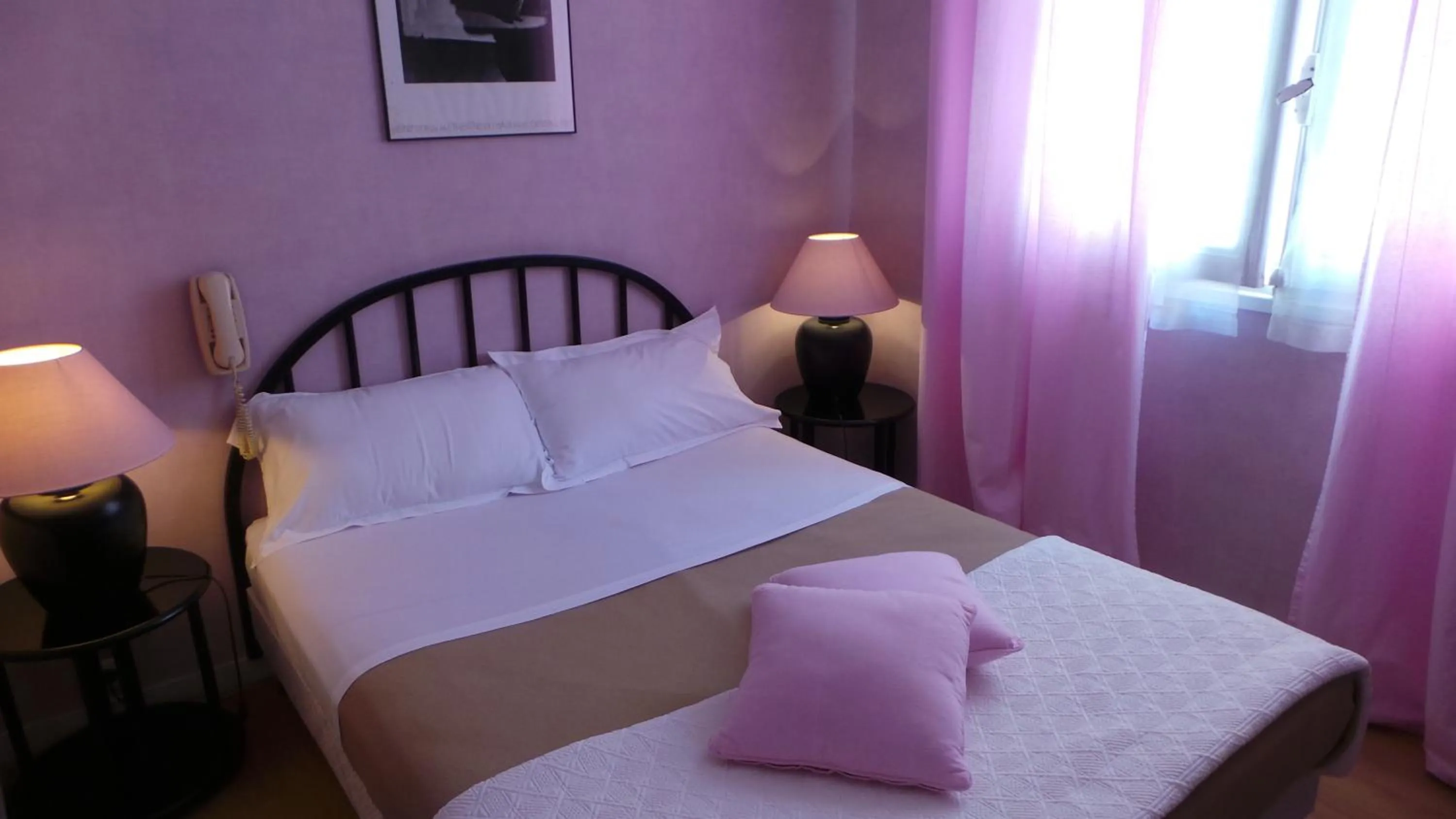 Bed in Hôtel Le Cambronne