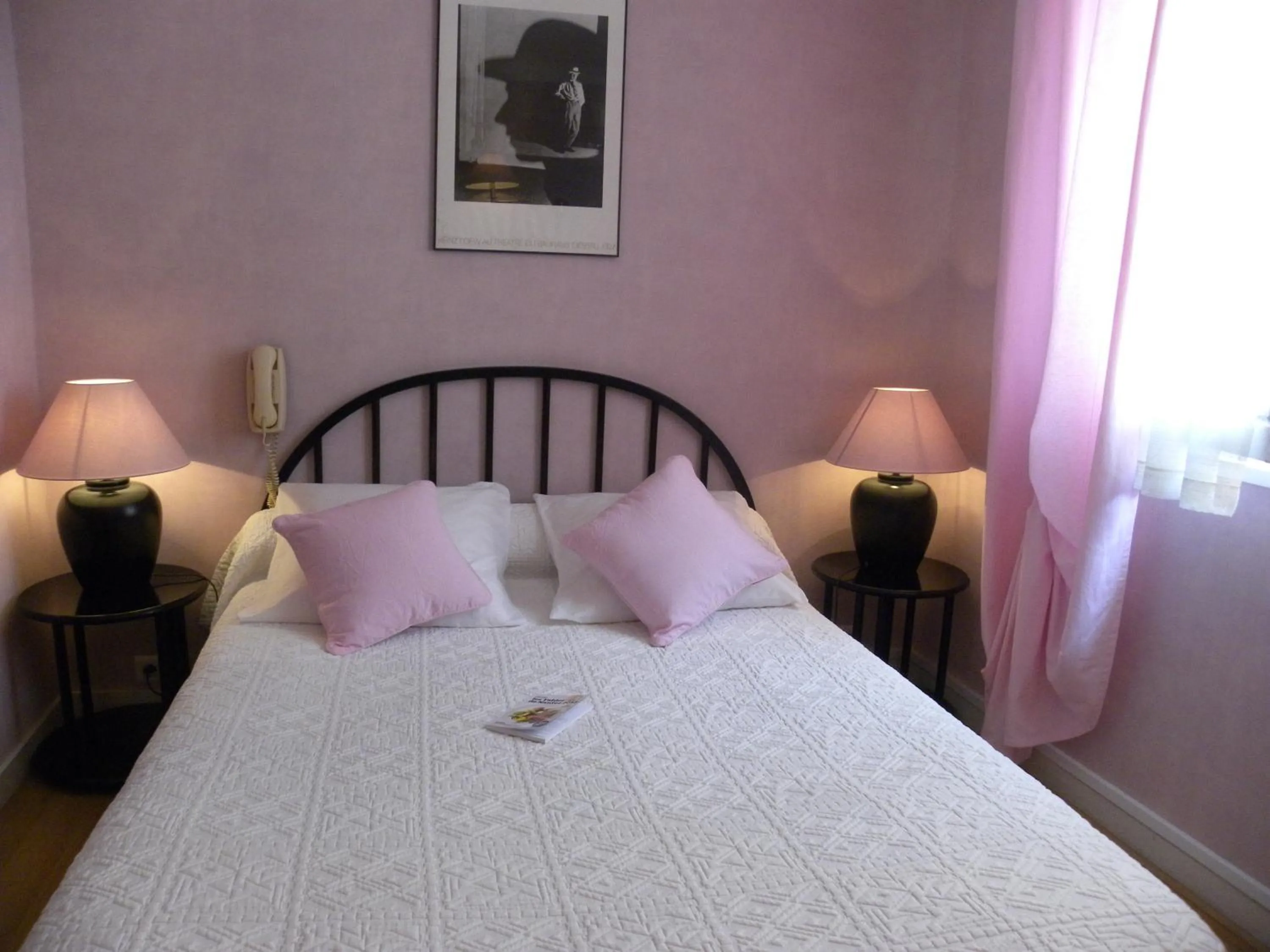 Bed in Hôtel Le Cambronne