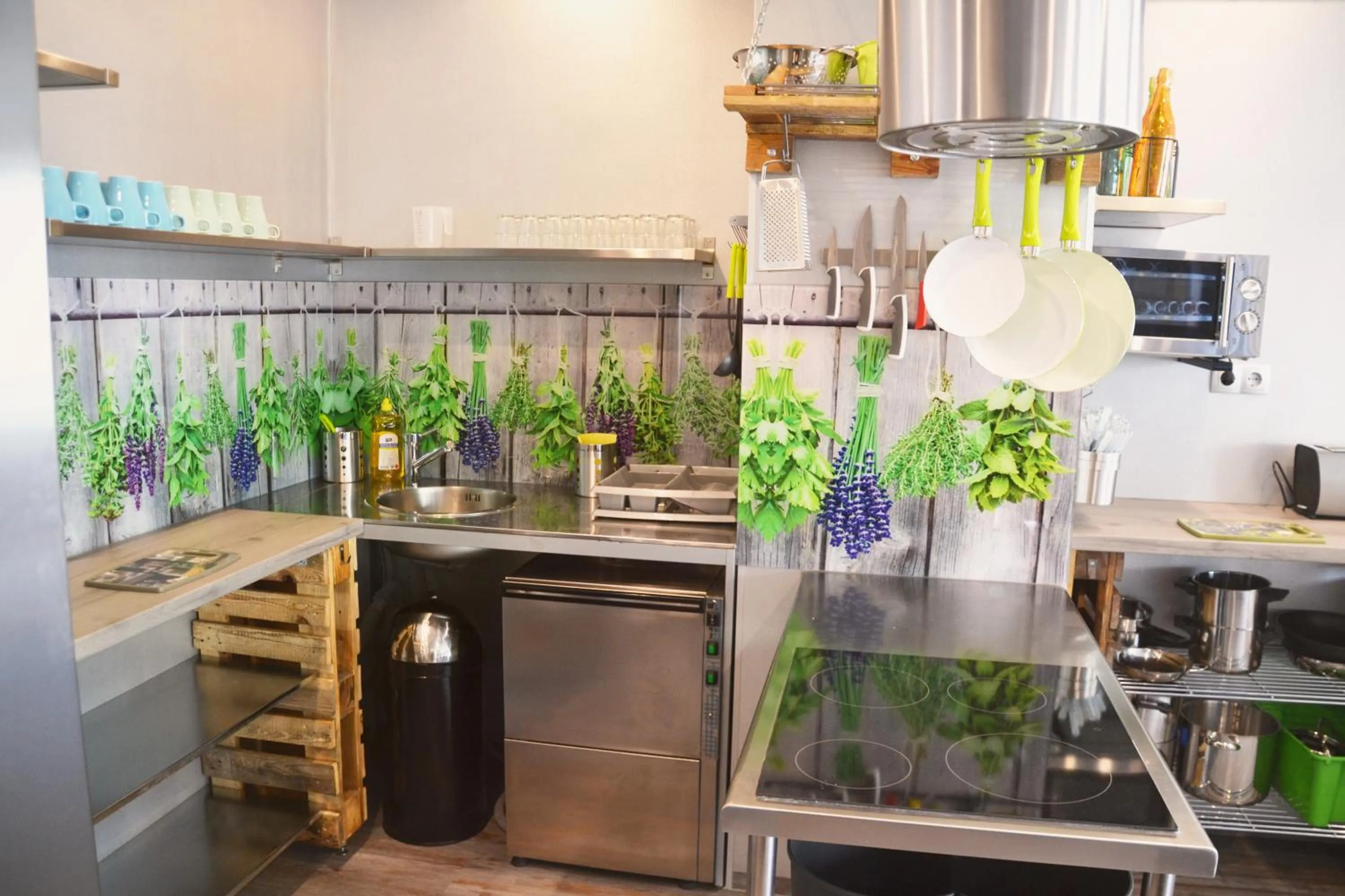 Communal kitchen in Do Step Inn Central - Self-Service-Hostel