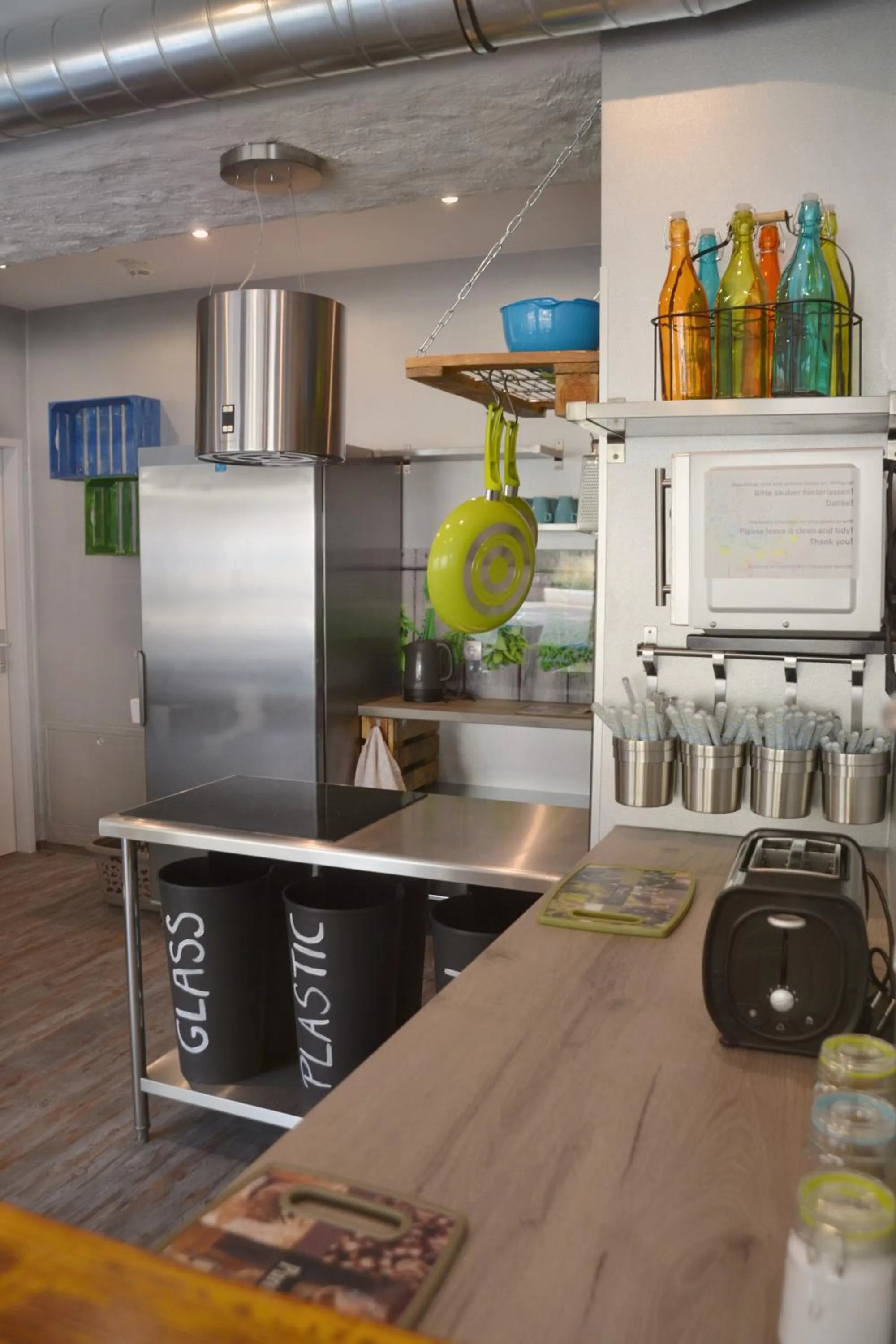 Communal kitchen in Do Step Inn Central - Self-Service-Hostel