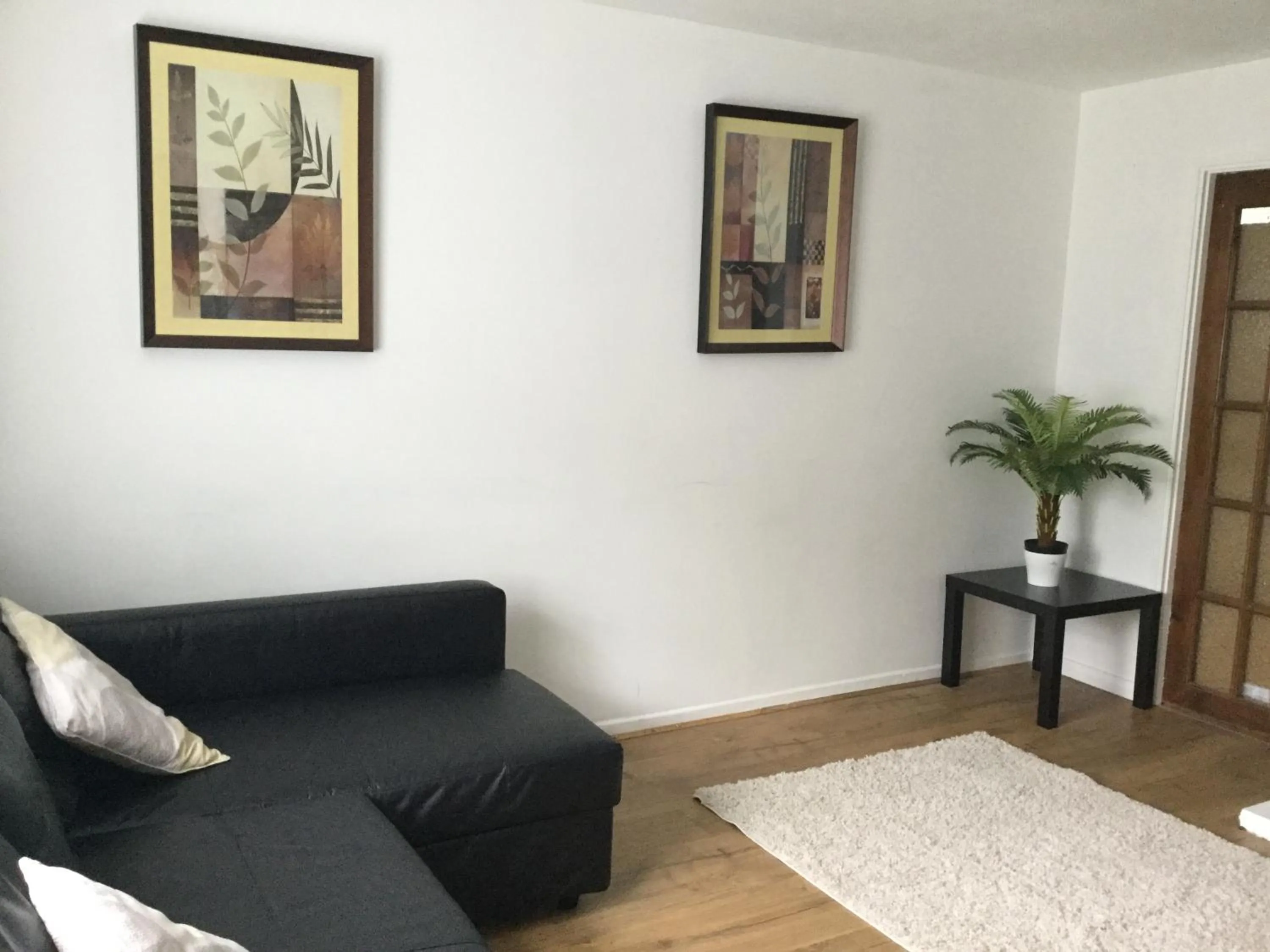 Living room in 4 Bed House next to Basildon Town Centre