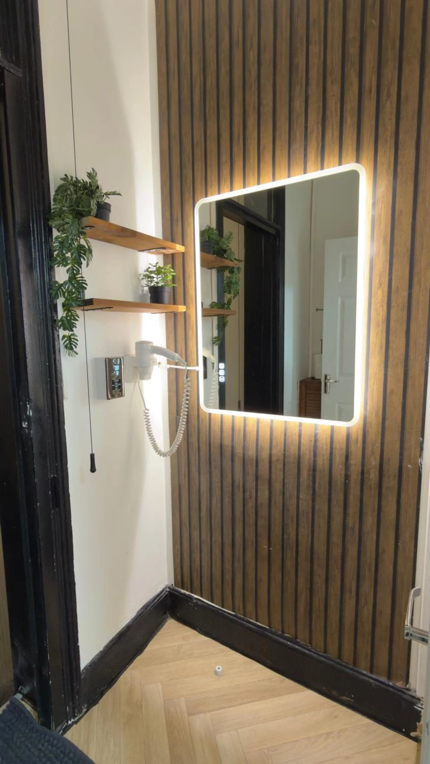Bathroom in Newcastle CITY APT35,FREE STREET PARKING,4 BEDROOM HOUSE,8 SINGLE BEDS,FULL KITCHEN,ALL ROOMS WITH TVs,NETFLIX