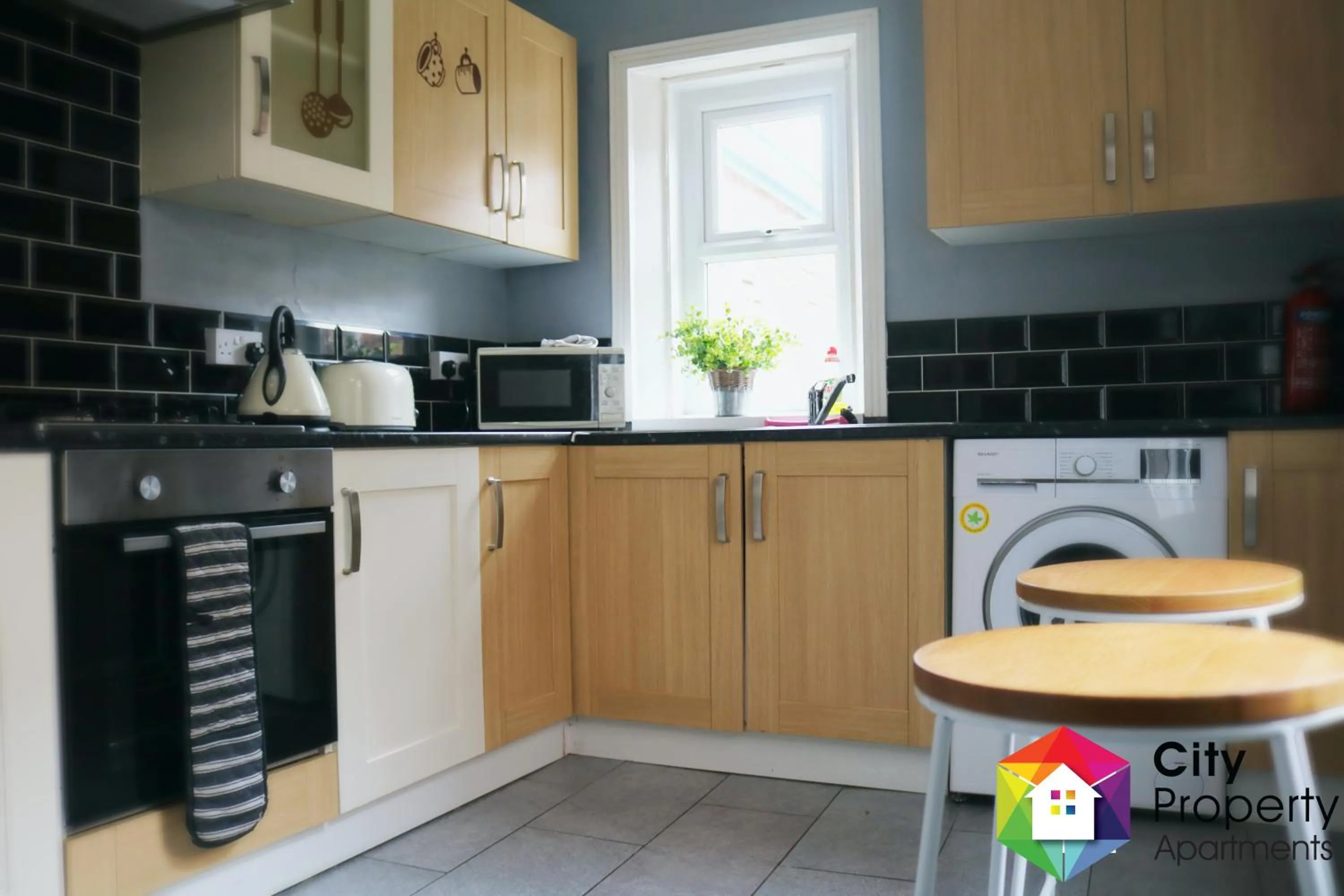 Kitchen or kitchenette in Newcastle CITY APT35,FREE STREET PARKING,4 BEDROOM HOUSE,8 SINGLE BEDS,FULL KITCHEN,ALL ROOMS WITH TVs,NETFLIX