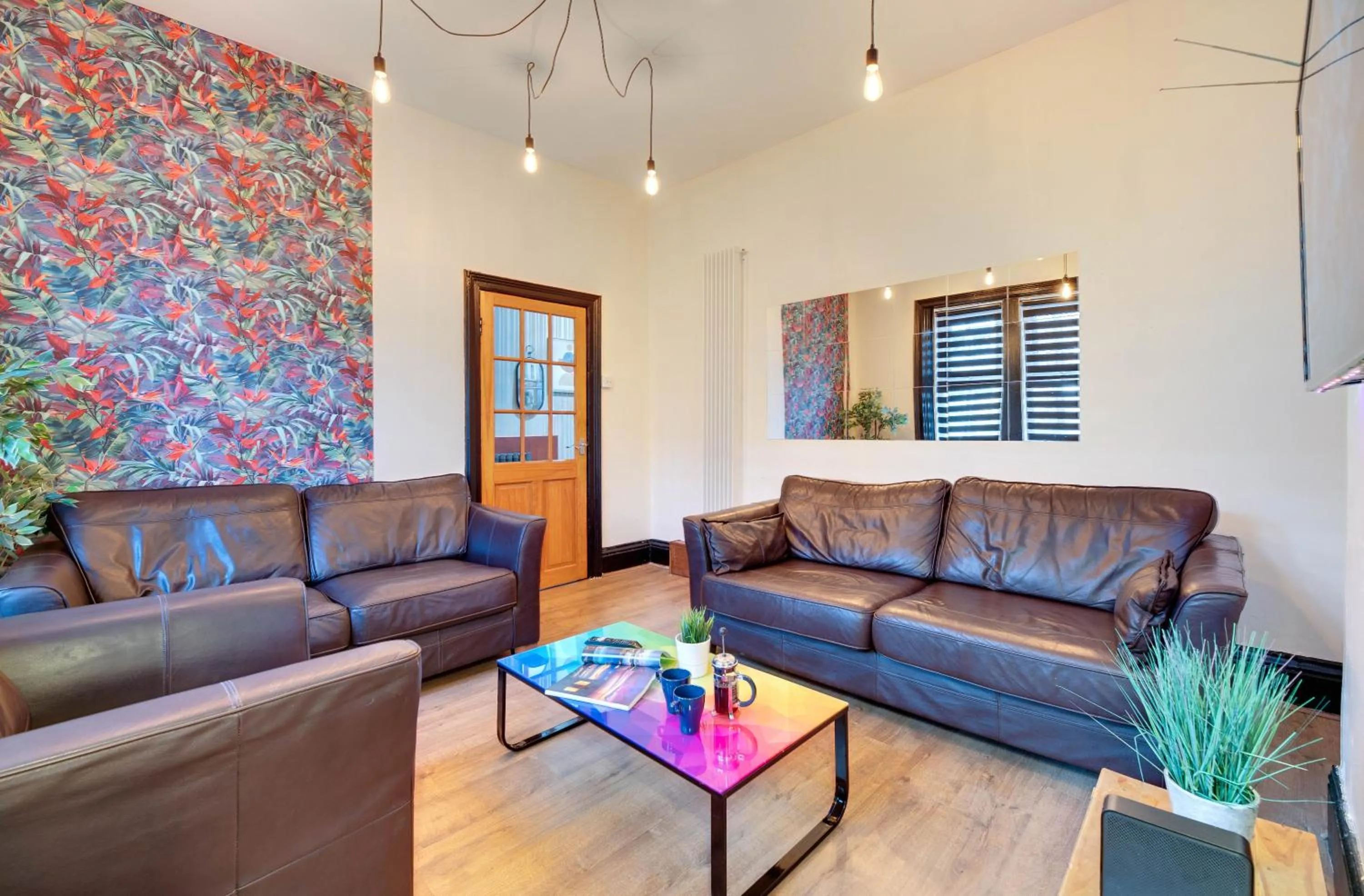 Living room in Newcastle CITY APT35,FREE STREET PARKING,4 BEDROOM HOUSE,8 SINGLE BEDS,FULL KITCHEN,ALL ROOMS WITH TVs,NETFLIX