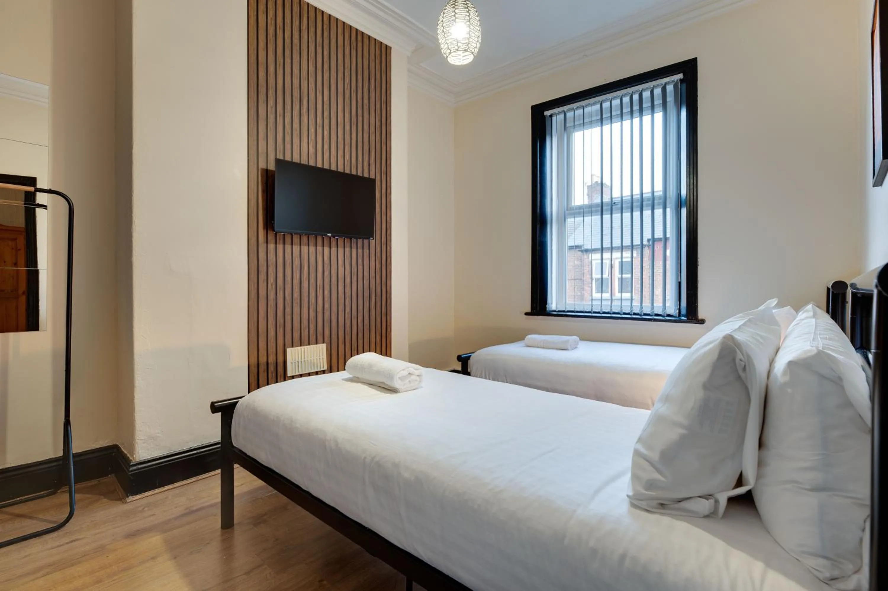 Bedroom, Bed in Newcastle CITY APT35,FREE STREET PARKING,4 BEDROOM HOUSE,8 SINGLE BEDS,FULL KITCHEN,ALL ROOMS WITH TVs,NETFLIX