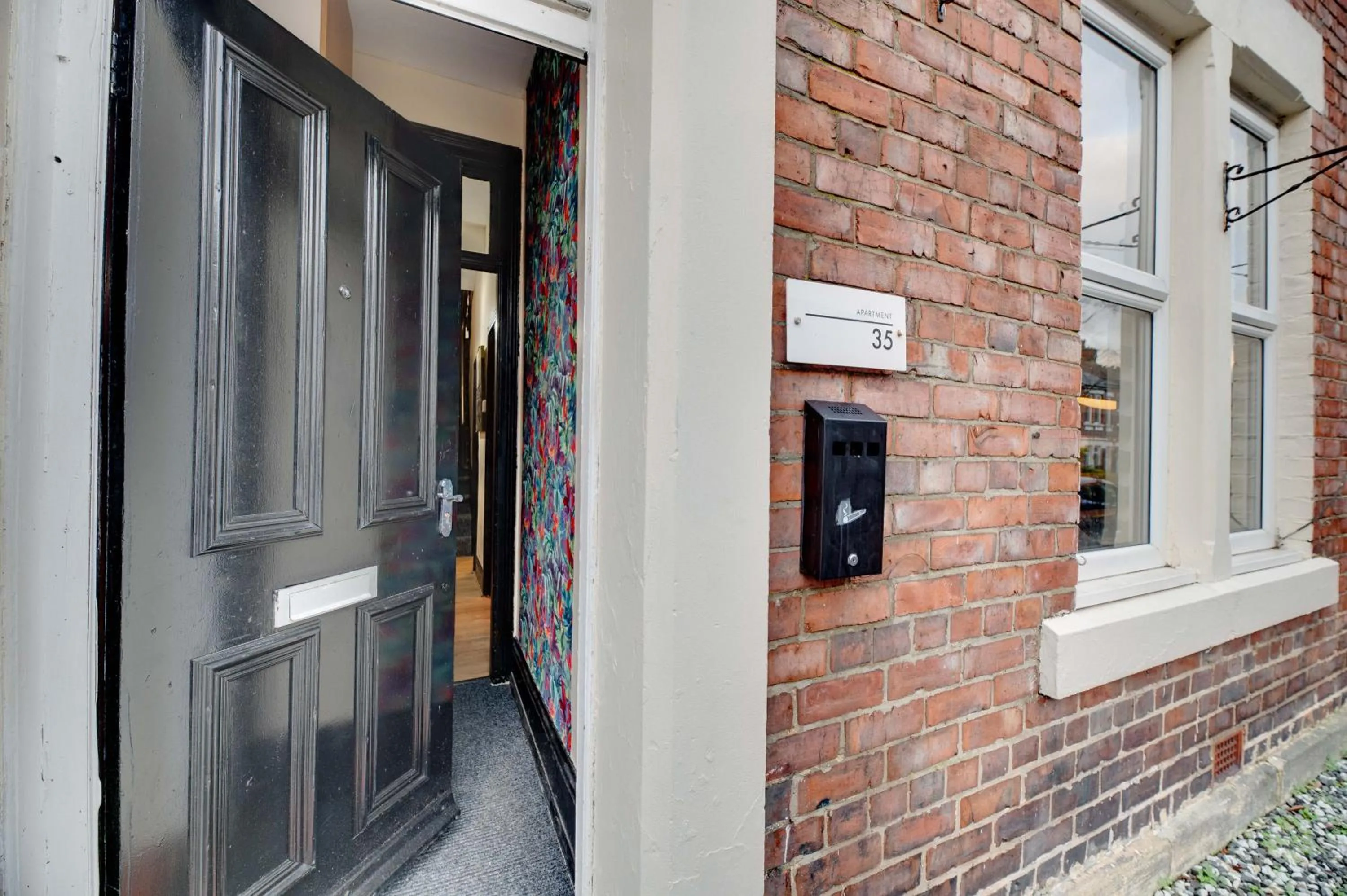 Property building in Newcastle CITY APT35,FREE STREET PARKING,4 BEDROOM HOUSE,8 SINGLE BEDS,FULL KITCHEN,ALL ROOMS WITH TVs,NETFLIX
