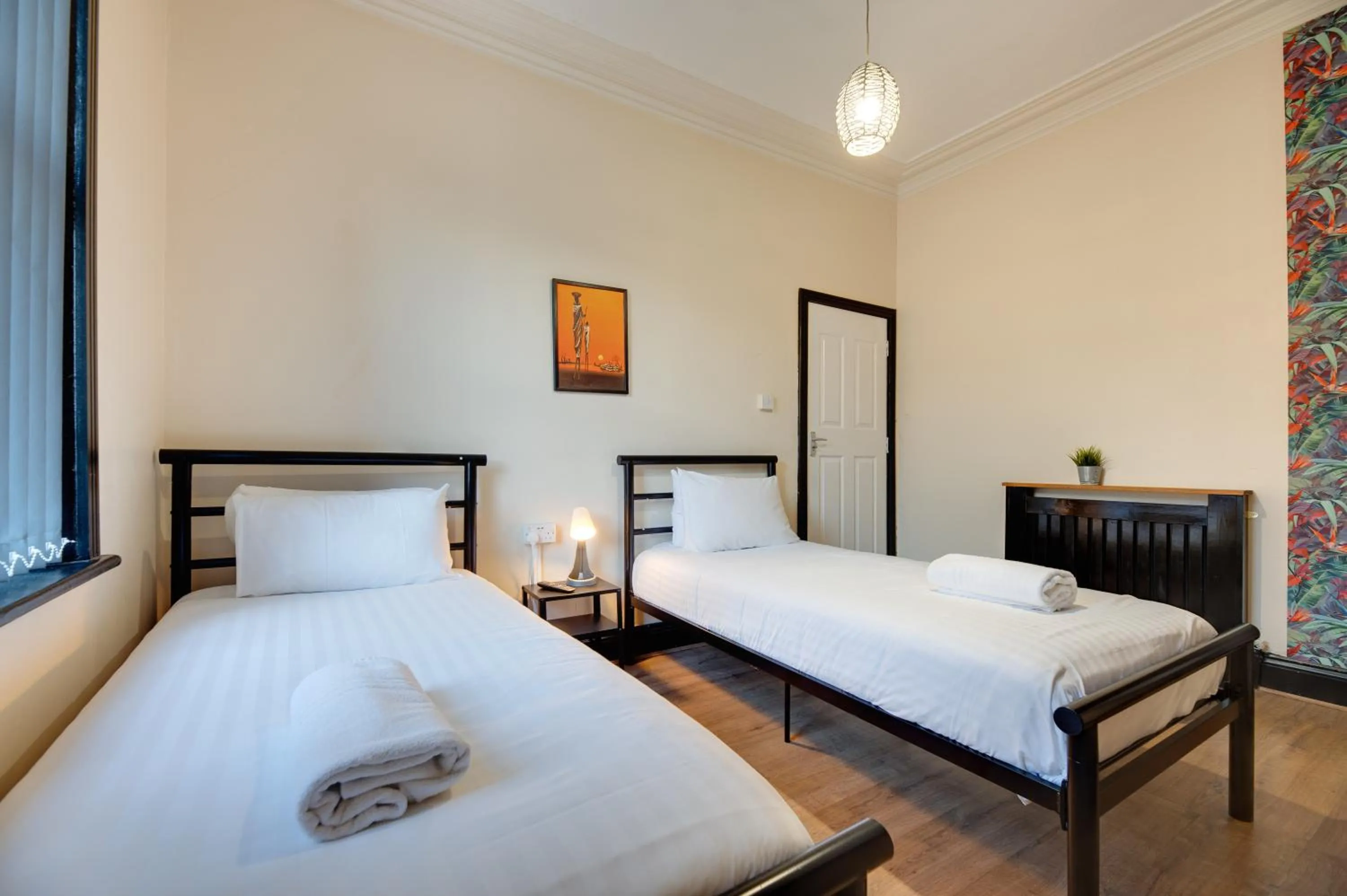 Bedroom, Bed in Newcastle CITY APT35,FREE STREET PARKING,4 BEDROOM HOUSE,8 SINGLE BEDS,FULL KITCHEN,ALL ROOMS WITH TVs,NETFLIX