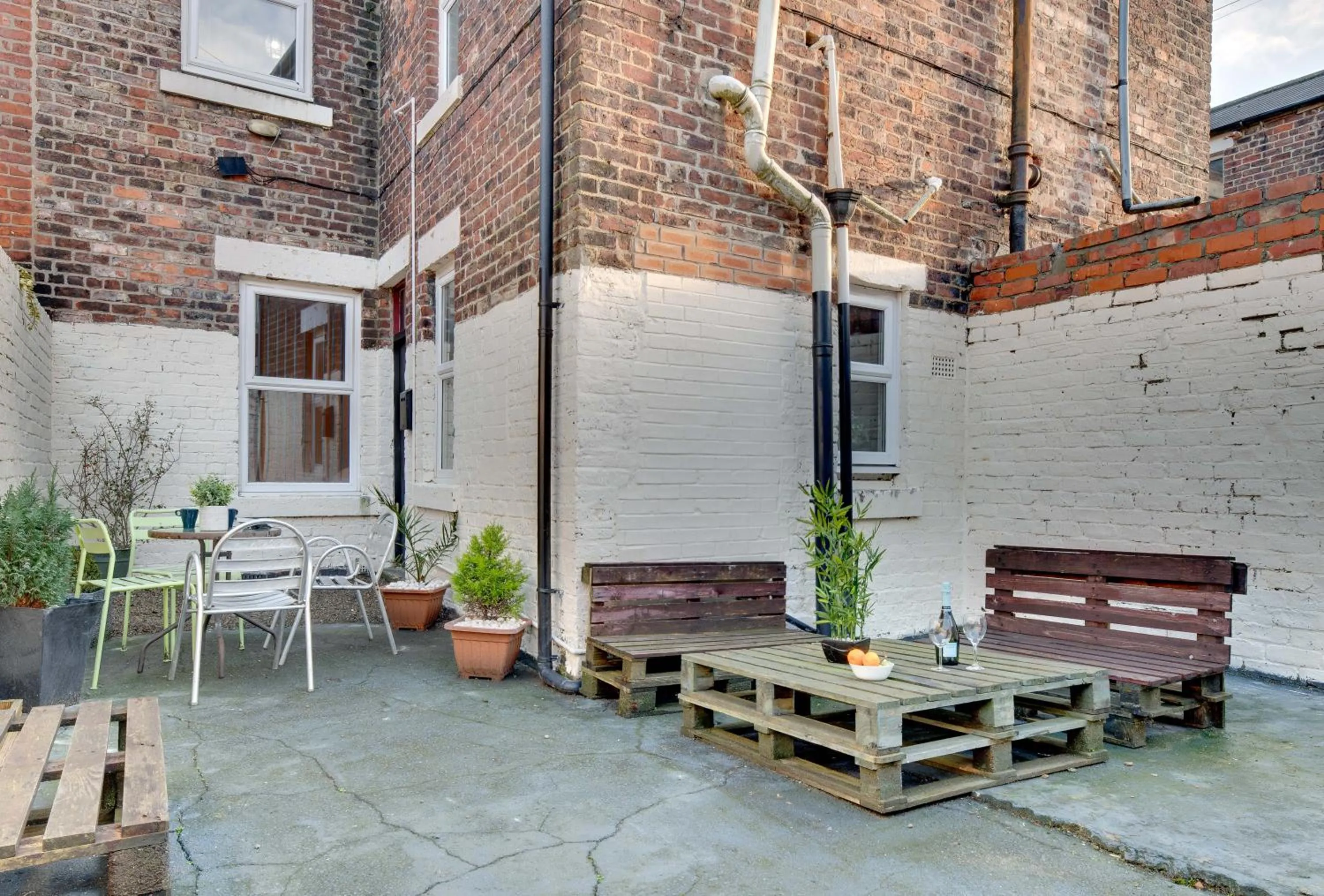 Patio in Newcastle CITY APT35,FREE STREET PARKING,4 BEDROOM HOUSE,8 SINGLE BEDS,FULL KITCHEN,ALL ROOMS WITH TVs,NETFLIX