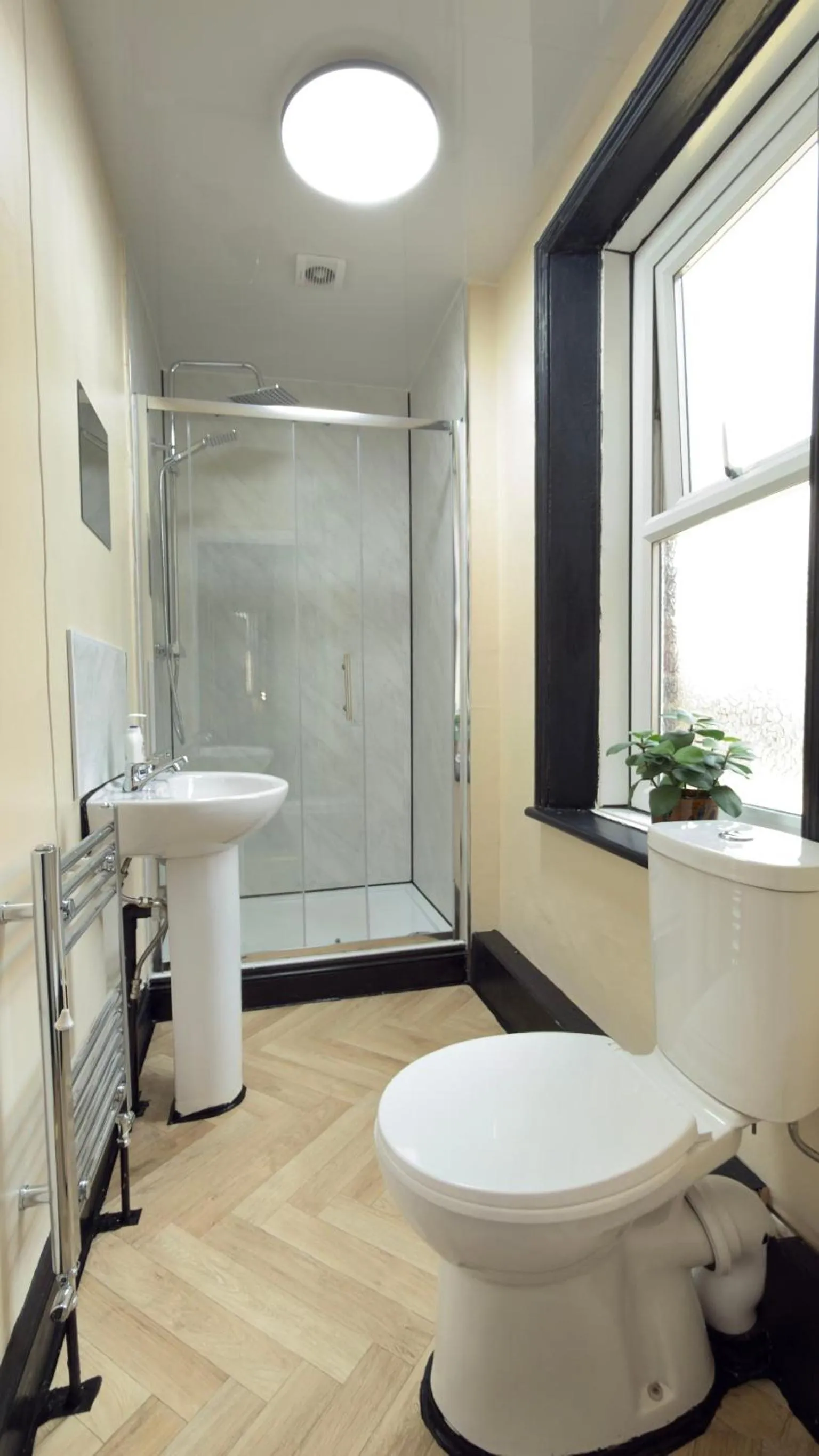 Shower in Newcastle CITY APT35,FREE STREET PARKING,4 BEDROOM HOUSE,8 SINGLE BEDS,FULL KITCHEN,ALL ROOMS WITH TVs,NETFLIX