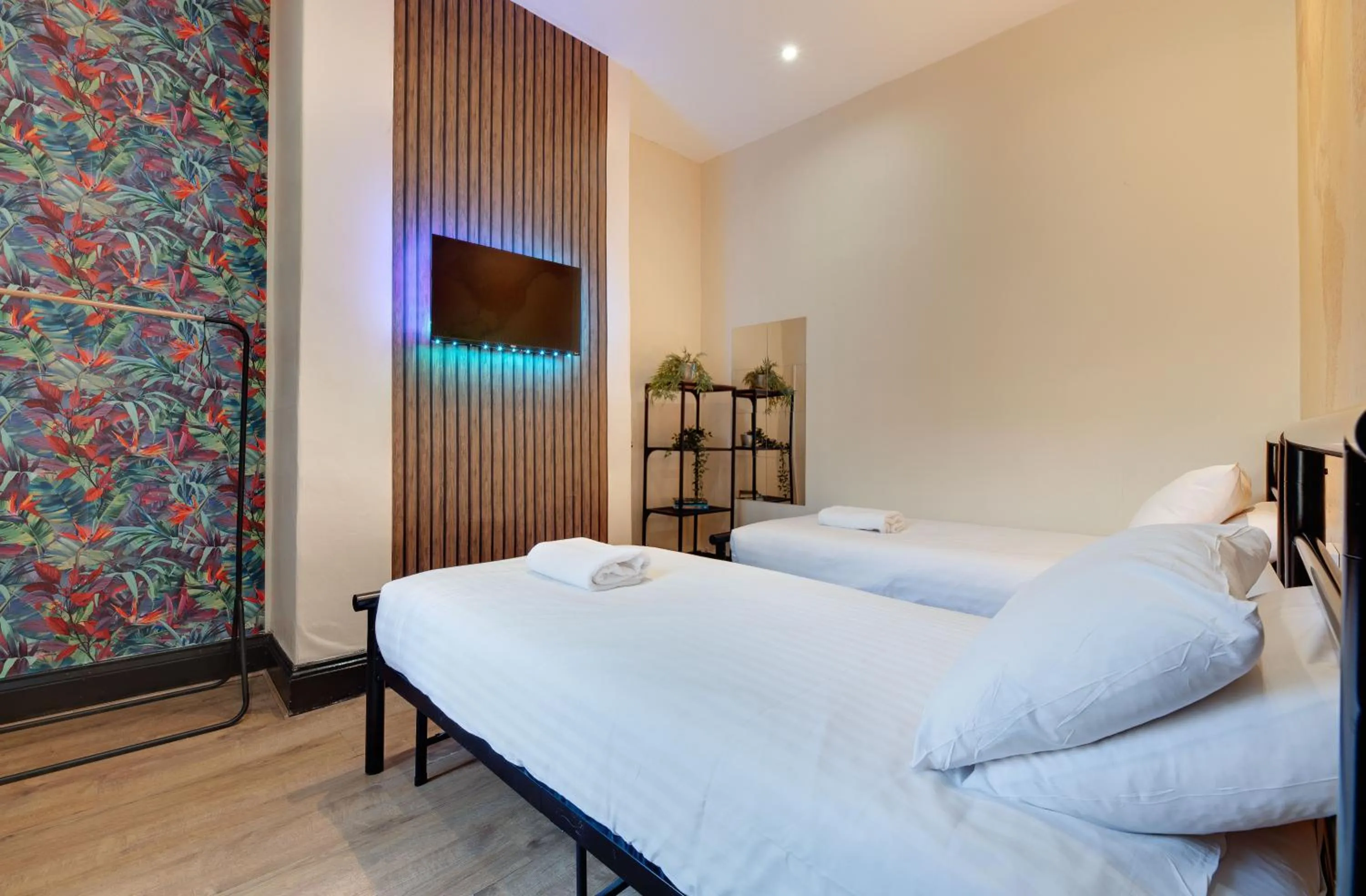 Bedroom, Bed in Newcastle CITY APT35,FREE STREET PARKING,4 BEDROOM HOUSE,8 SINGLE BEDS,FULL KITCHEN,ALL ROOMS WITH TVs,NETFLIX