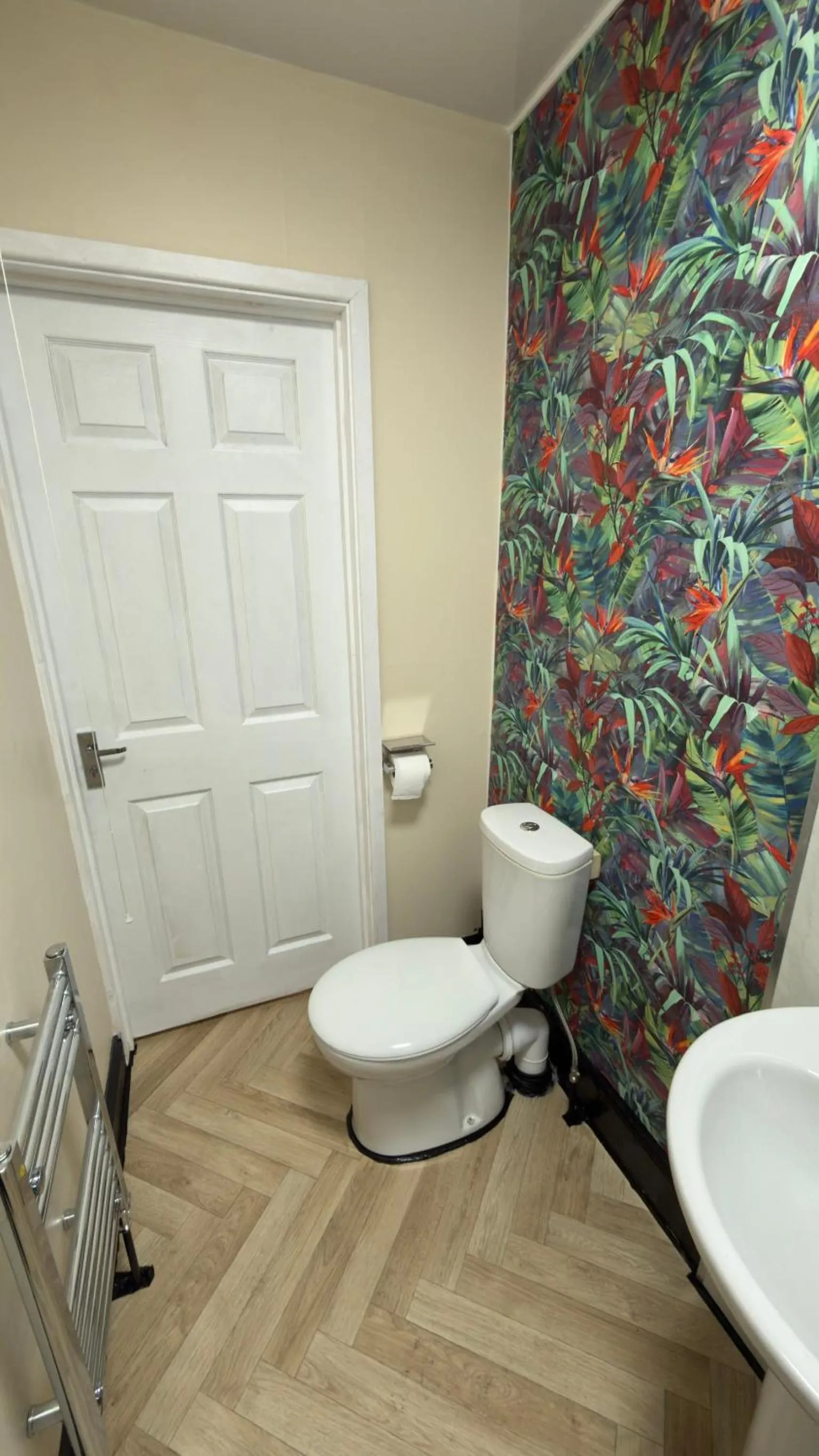 Toilet in Newcastle CITY APT35,FREE STREET PARKING,4 BEDROOM HOUSE,8 SINGLE BEDS,FULL KITCHEN,ALL ROOMS WITH TVs,NETFLIX