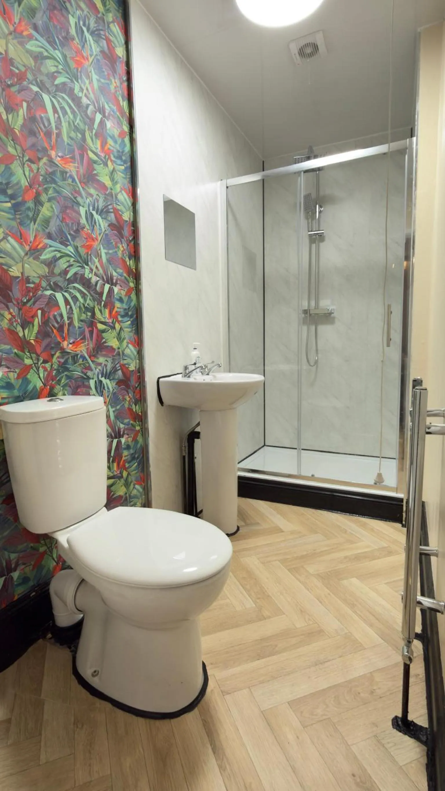 Shower in Newcastle CITY APT35,FREE STREET PARKING,4 BEDROOM HOUSE,8 SINGLE BEDS,FULL KITCHEN,ALL ROOMS WITH TVs,NETFLIX