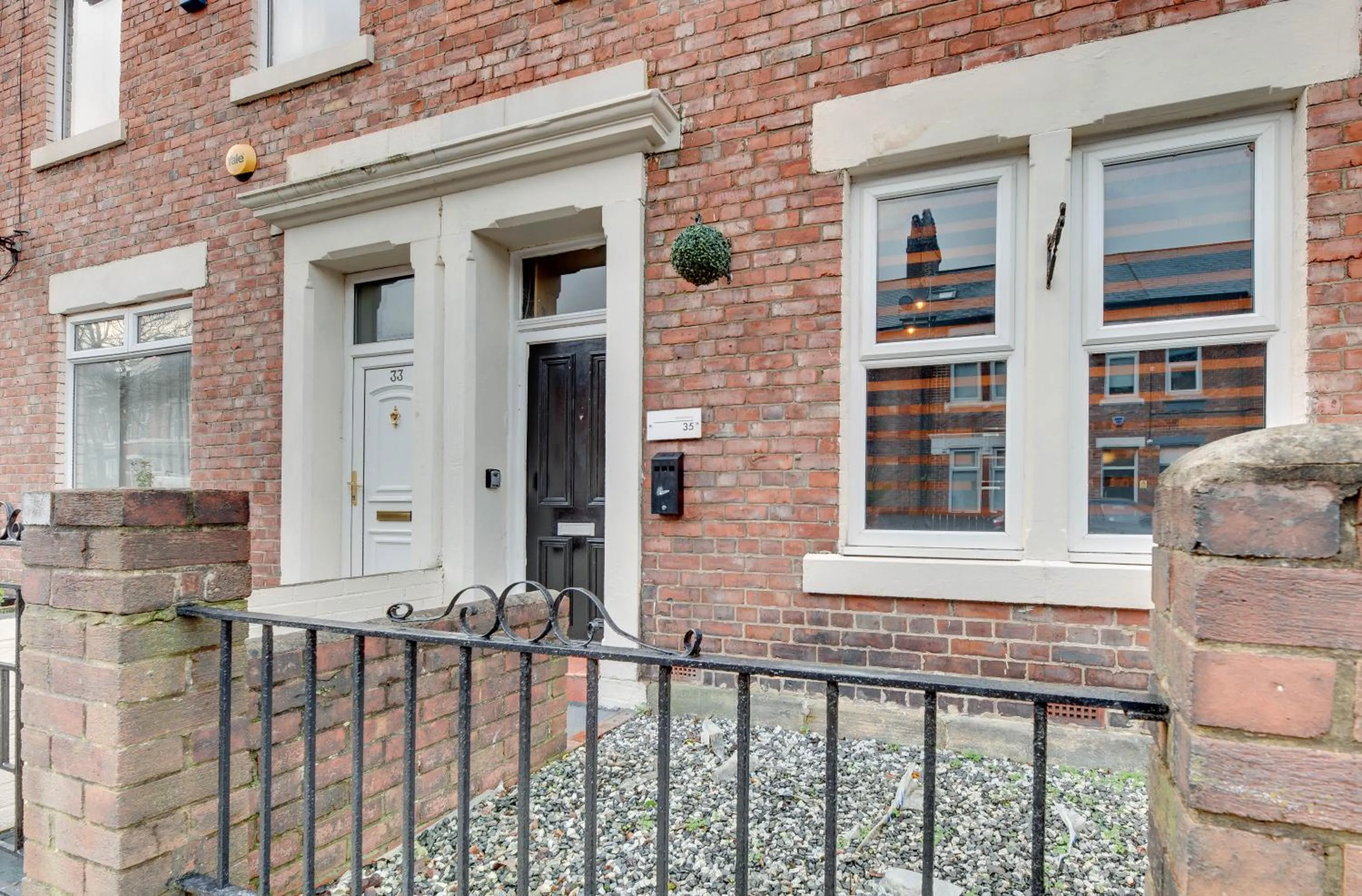 Property building in Newcastle CITY APT35,FREE STREET PARKING,4 BEDROOM HOUSE,8 SINGLE BEDS,FULL KITCHEN,ALL ROOMS WITH TVs,NETFLIX