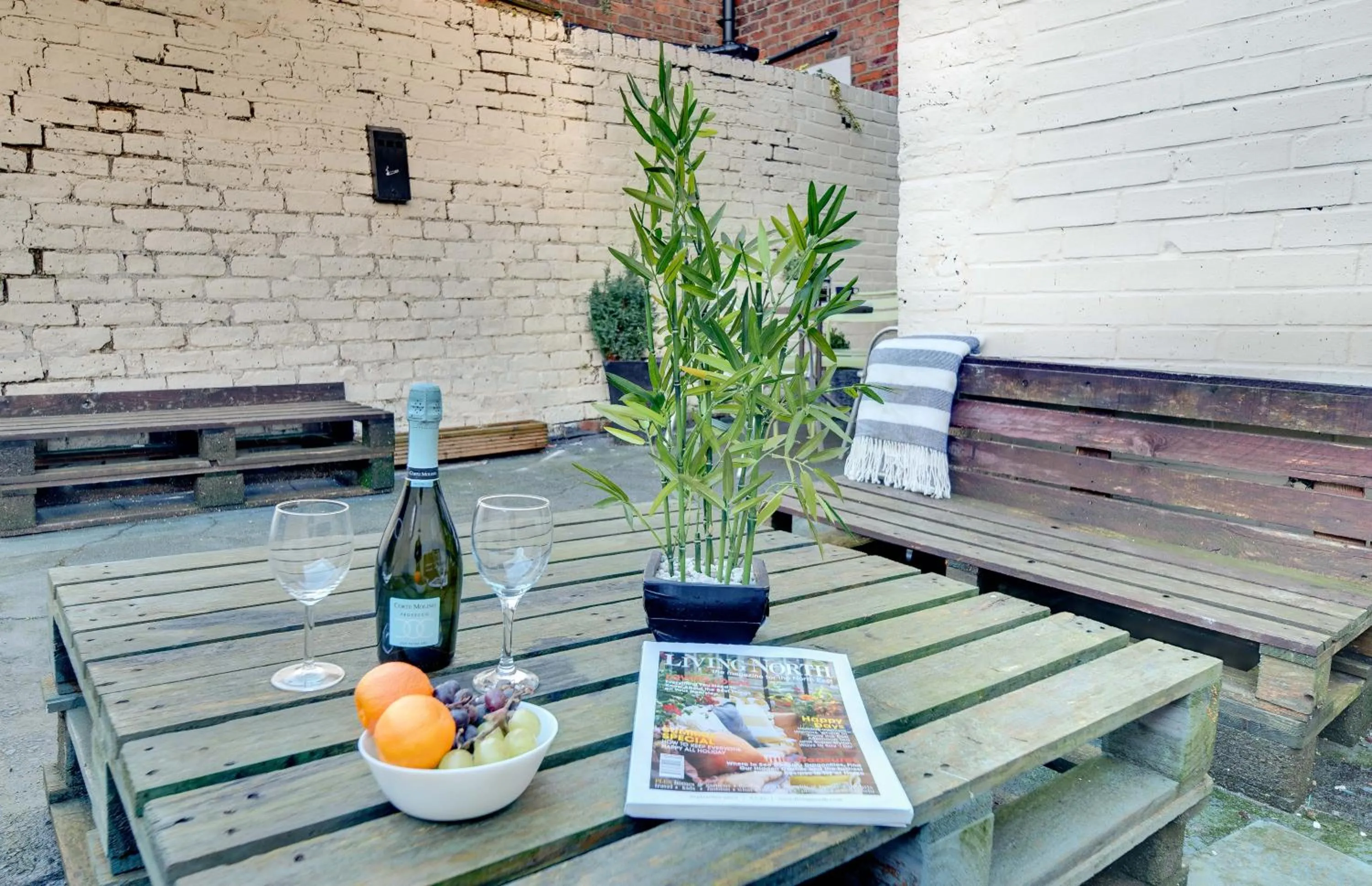 Patio in Newcastle CITY APT35,FREE STREET PARKING,4 BEDROOM HOUSE,8 SINGLE BEDS,FULL KITCHEN,ALL ROOMS WITH TVs,NETFLIX