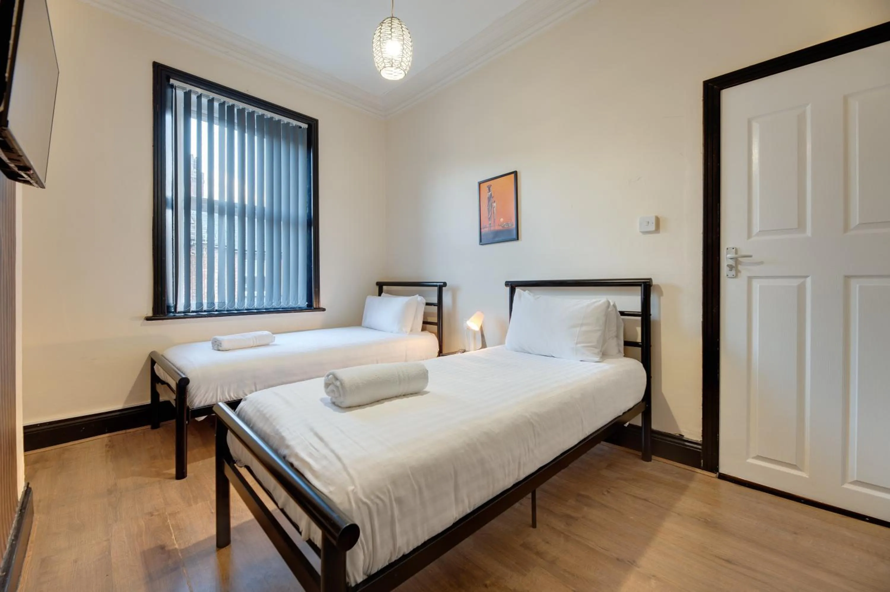 Bedroom, Bed in Newcastle CITY APT35,FREE STREET PARKING,4 BEDROOM HOUSE,8 SINGLE BEDS,FULL KITCHEN,ALL ROOMS WITH TVs,NETFLIX