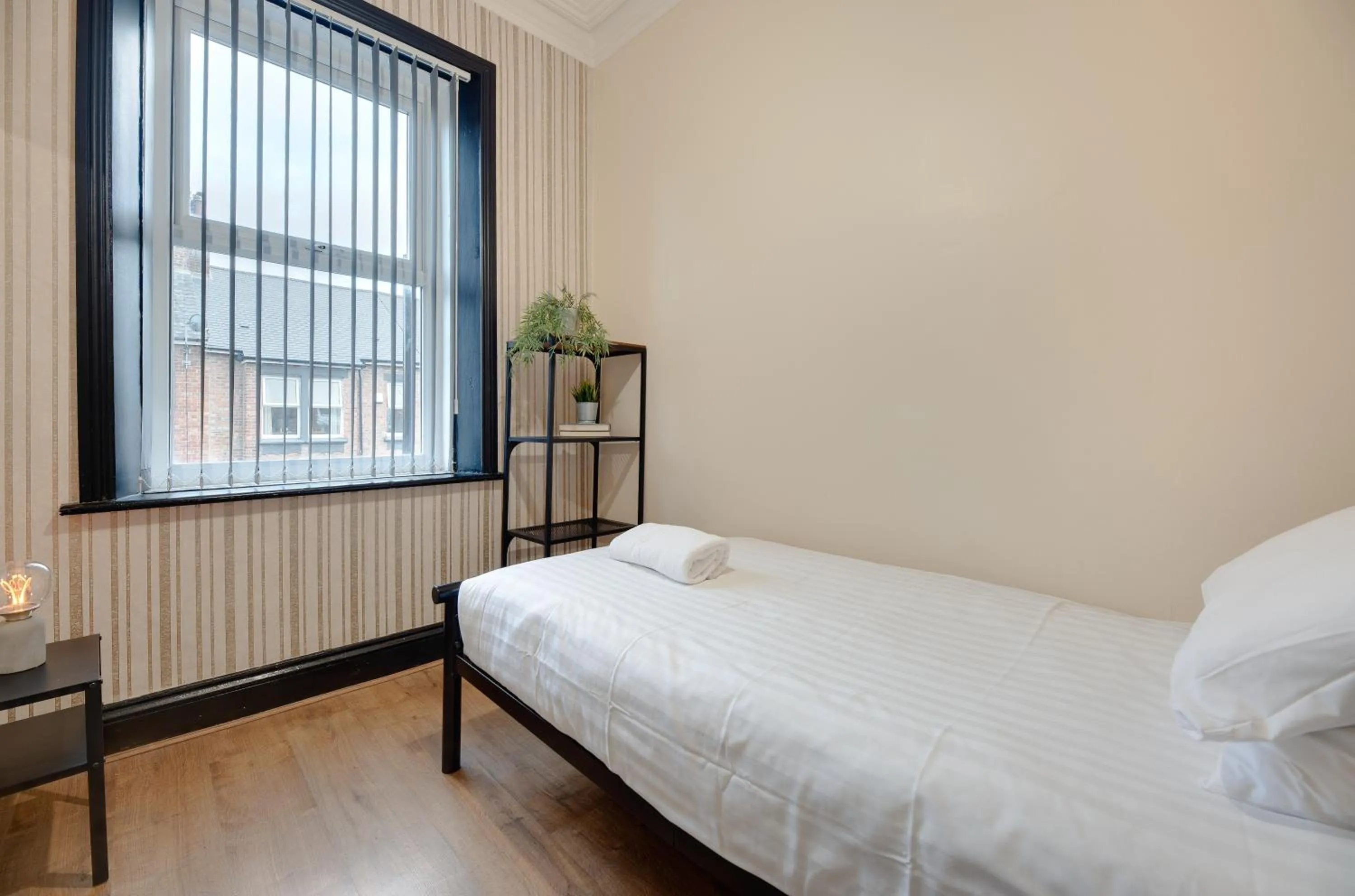 Bedroom, Bed in Newcastle CITY APT35,FREE STREET PARKING,4 BEDROOM HOUSE,8 SINGLE BEDS,FULL KITCHEN,ALL ROOMS WITH TVs,NETFLIX