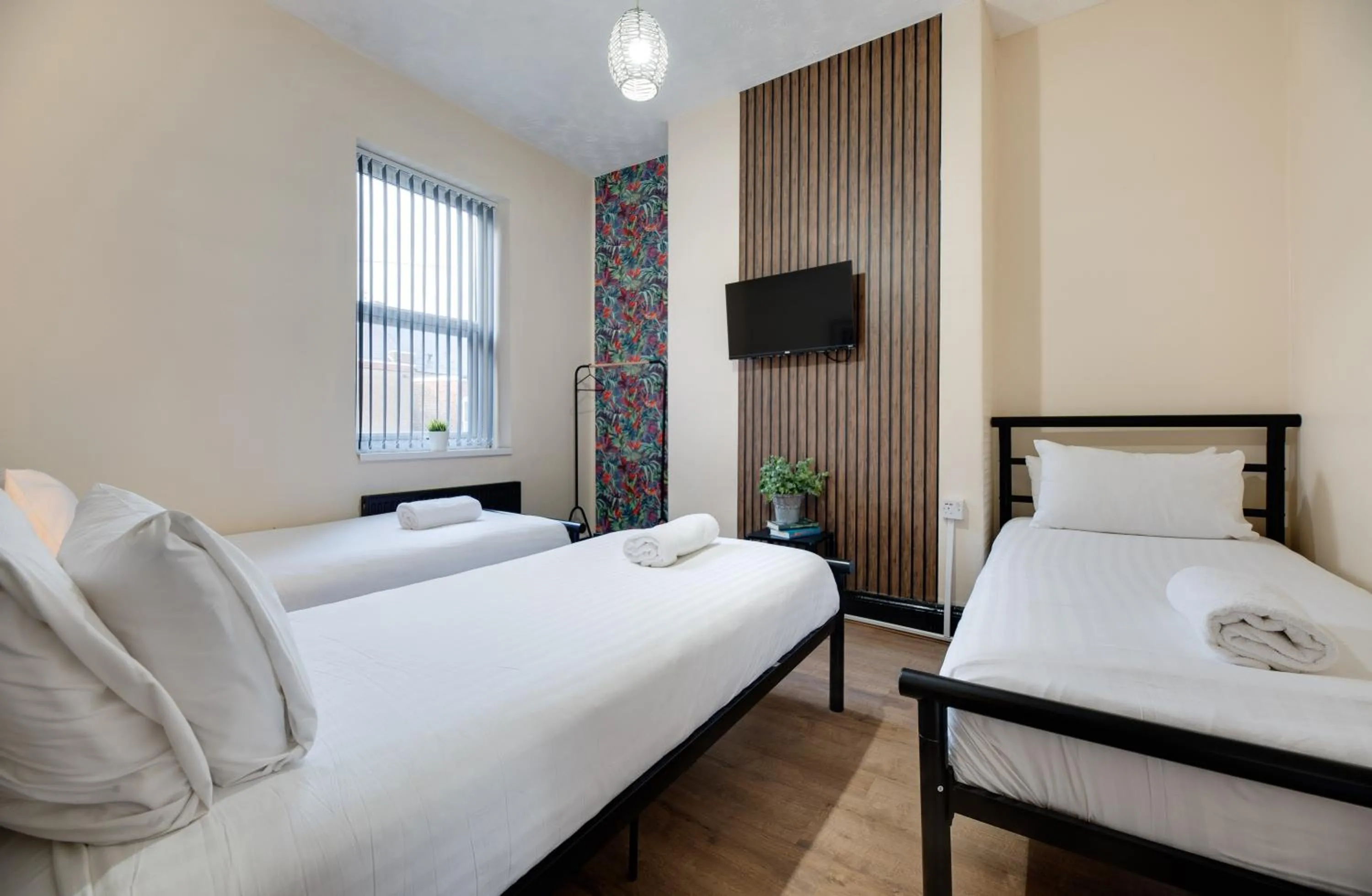 Bedroom, Bed in Newcastle CITY APT35,FREE STREET PARKING,4 BEDROOM HOUSE,8 SINGLE BEDS,FULL KITCHEN,ALL ROOMS WITH TVs,NETFLIX