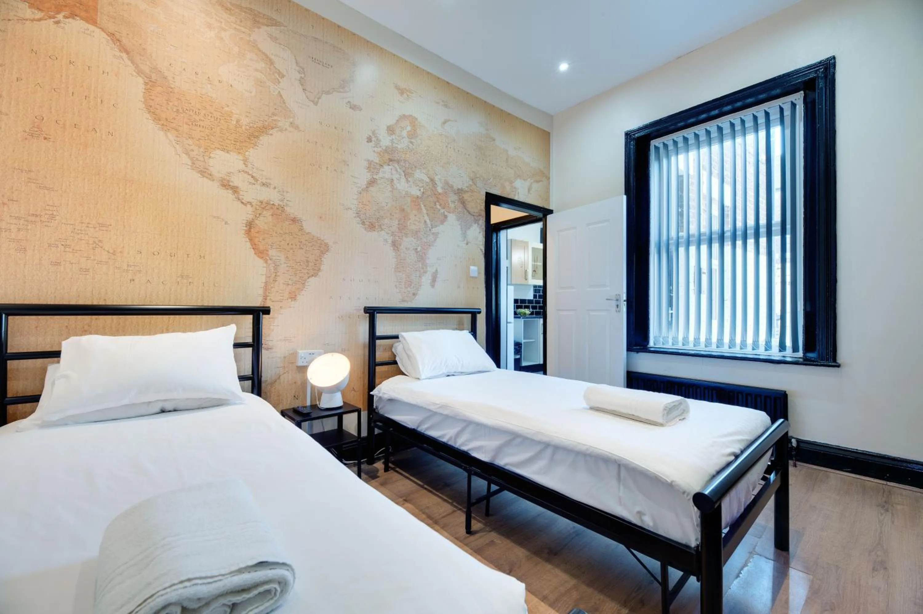 Bedroom, Bed in Newcastle CITY APT35,FREE STREET PARKING,4 BEDROOM HOUSE,8 SINGLE BEDS,FULL KITCHEN,ALL ROOMS WITH TVs,NETFLIX
