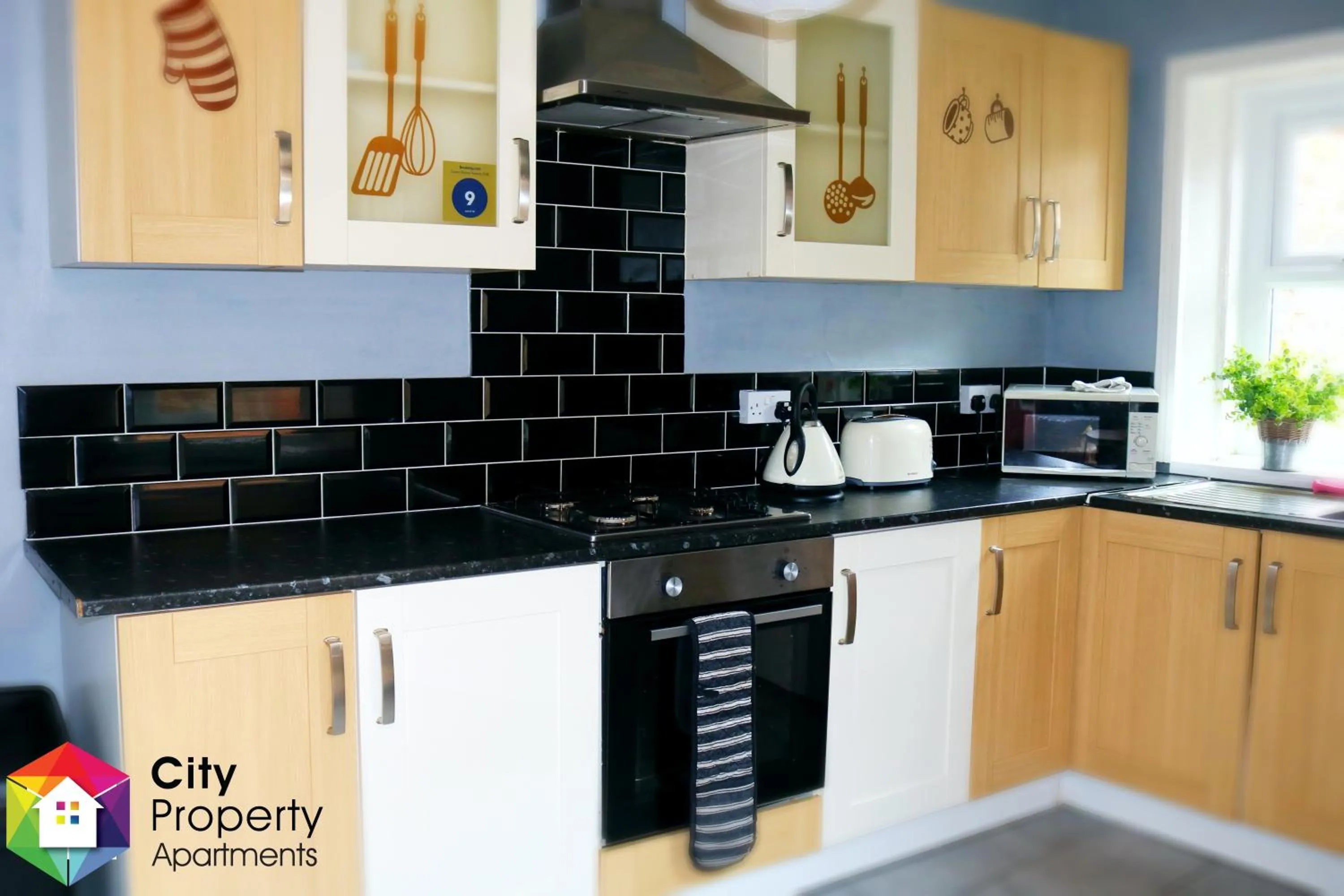 Kitchen or kitchenette in Newcastle CITY APT35,FREE STREET PARKING,4 BEDROOM HOUSE,8 SINGLE BEDS,FULL KITCHEN,ALL ROOMS WITH TVs,NETFLIX