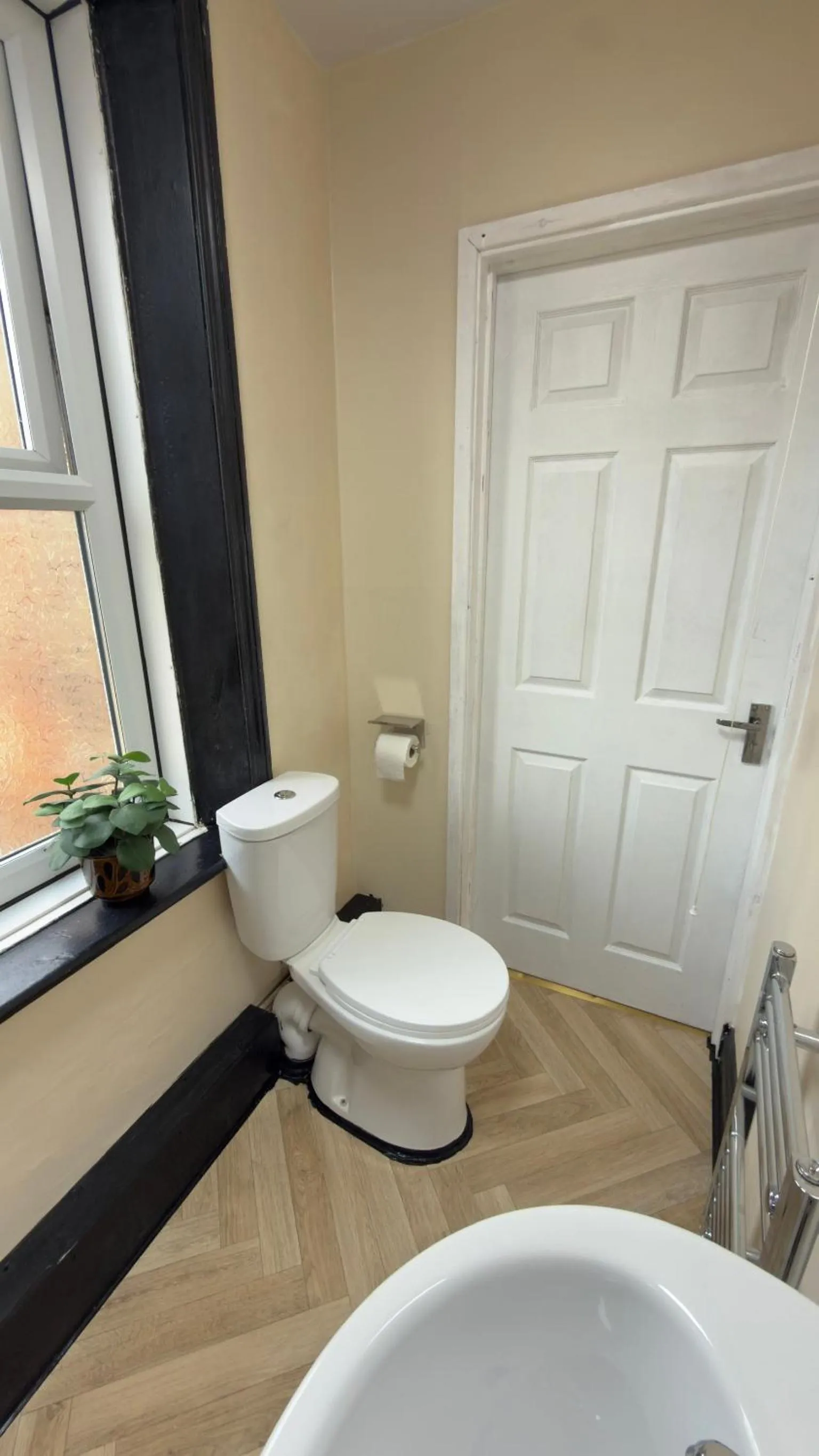 Toilet in Newcastle CITY APT35,FREE STREET PARKING,4 BEDROOM HOUSE,8 SINGLE BEDS,FULL KITCHEN,ALL ROOMS WITH TVs,NETFLIX
