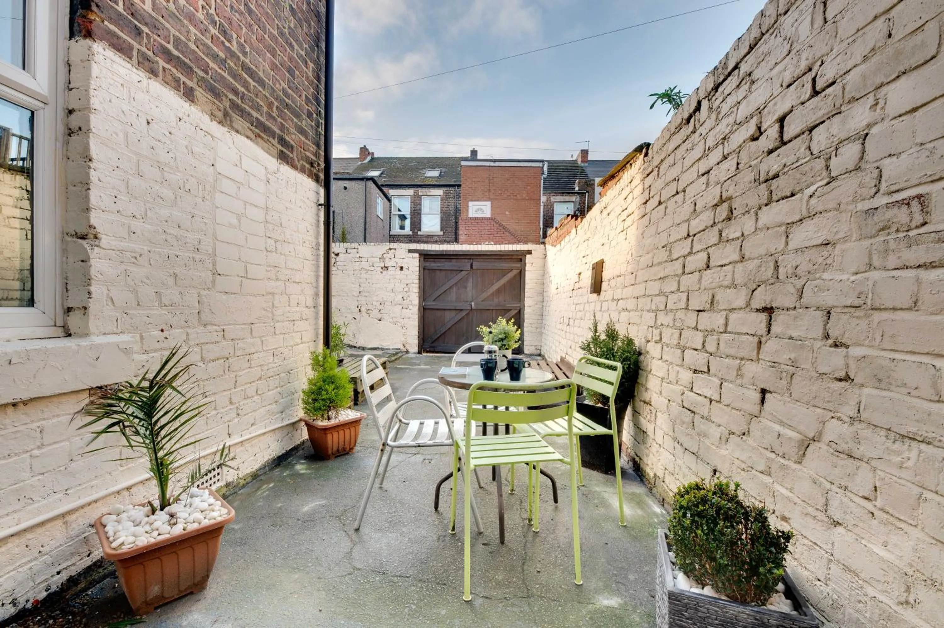 Patio in Newcastle CITY APT35,FREE STREET PARKING,4 BEDROOM HOUSE,8 SINGLE BEDS,FULL KITCHEN,ALL ROOMS WITH TVs,NETFLIX
