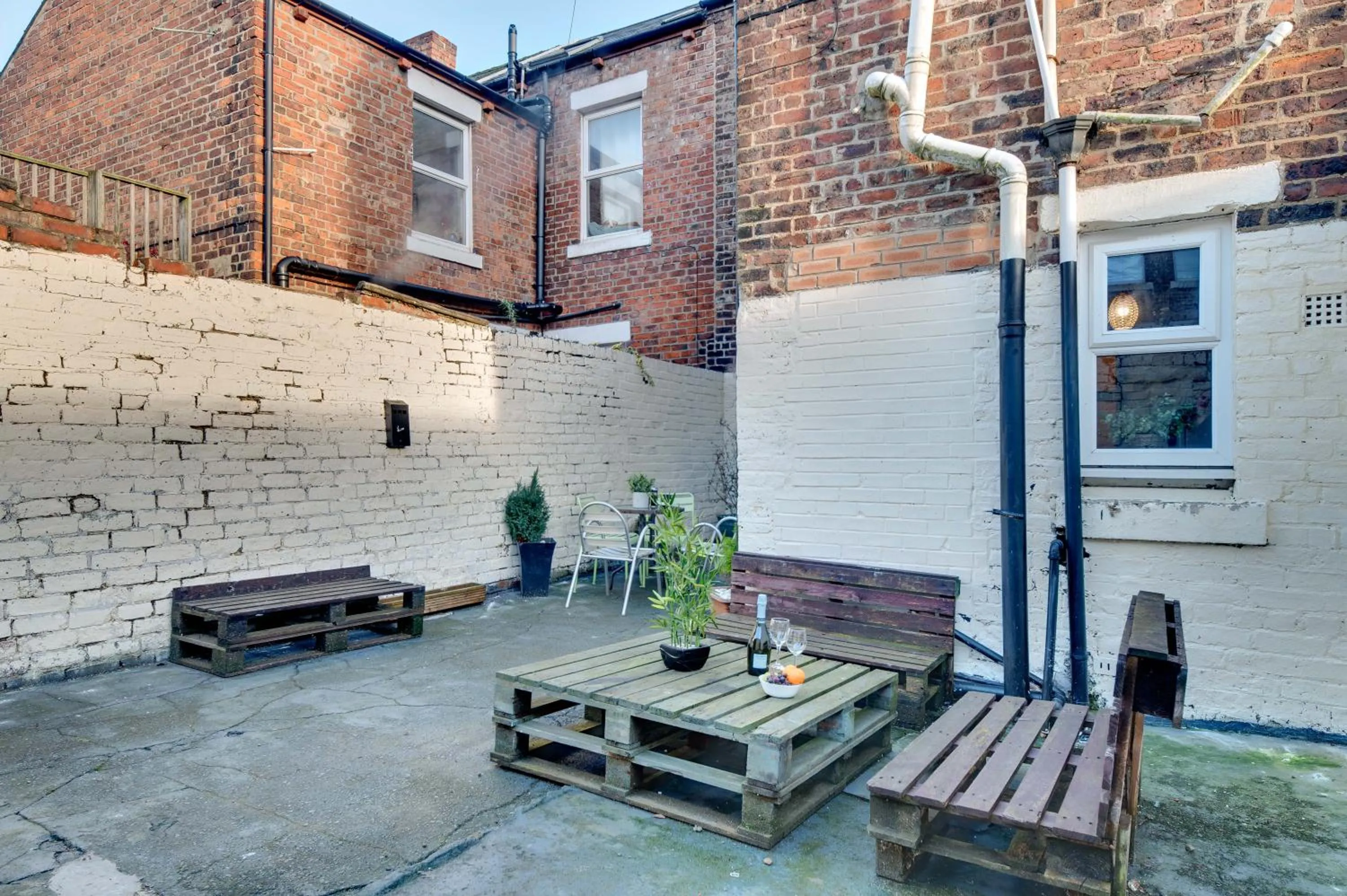 Patio in Newcastle CITY APT35,FREE STREET PARKING,4 BEDROOM HOUSE,8 SINGLE BEDS,FULL KITCHEN,ALL ROOMS WITH TVs,NETFLIX