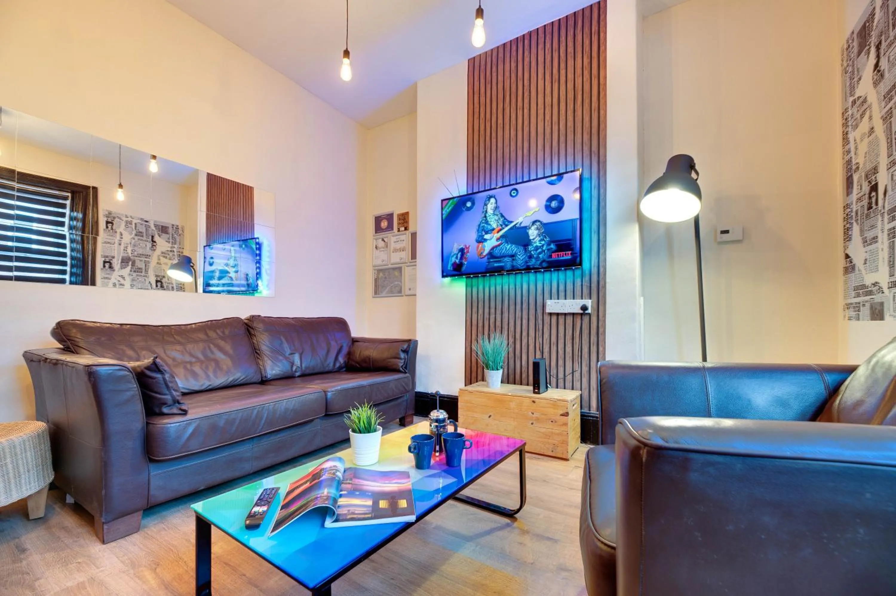 Living room in Newcastle CITY APT35,FREE STREET PARKING,4 BEDROOM HOUSE,8 SINGLE BEDS,FULL KITCHEN,ALL ROOMS WITH TVs,NETFLIX