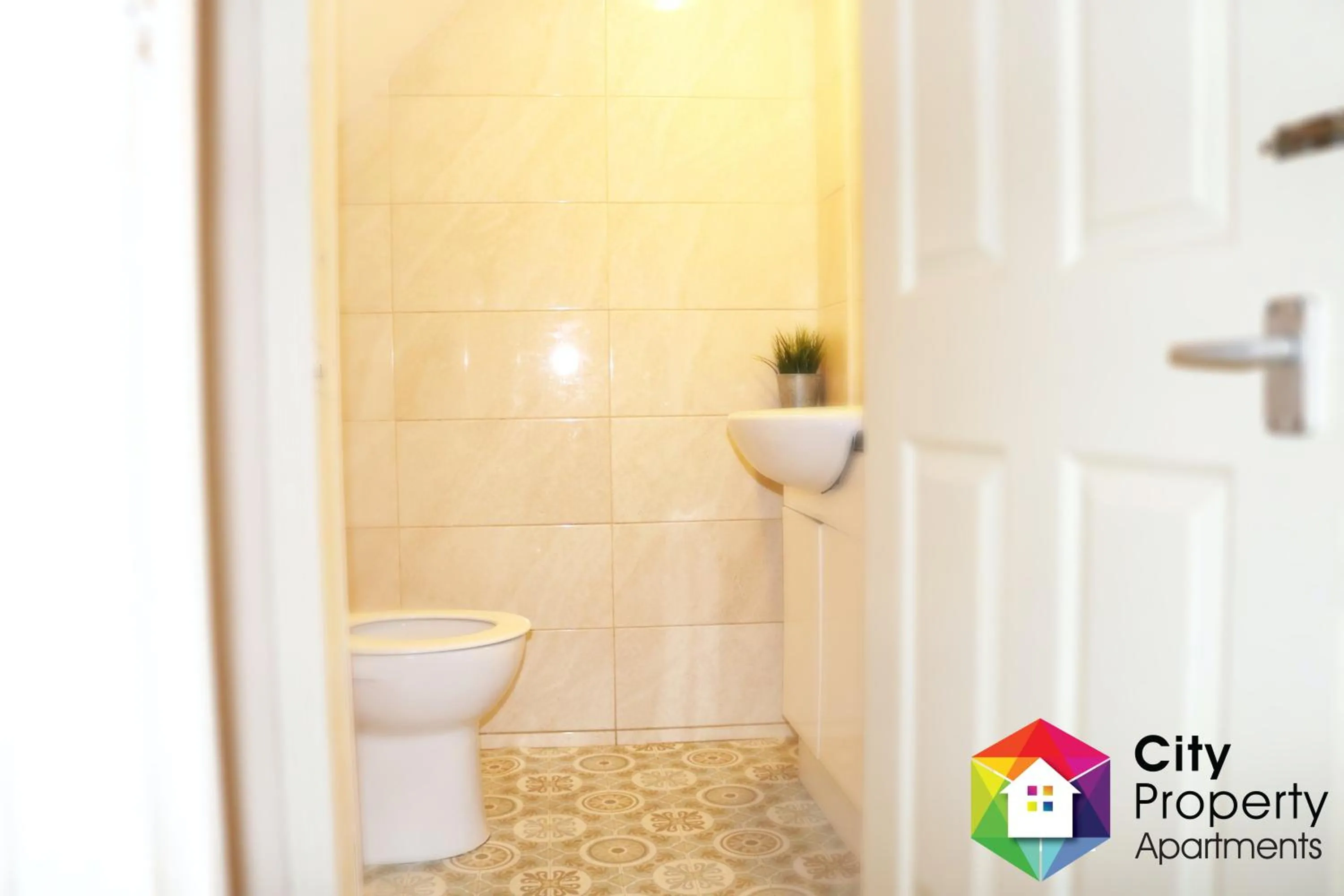 Bathroom in Newcastle CITY APT35,FREE STREET PARKING,4 BEDROOM HOUSE,8 SINGLE BEDS,FULL KITCHEN,ALL ROOMS WITH TVs,NETFLIX