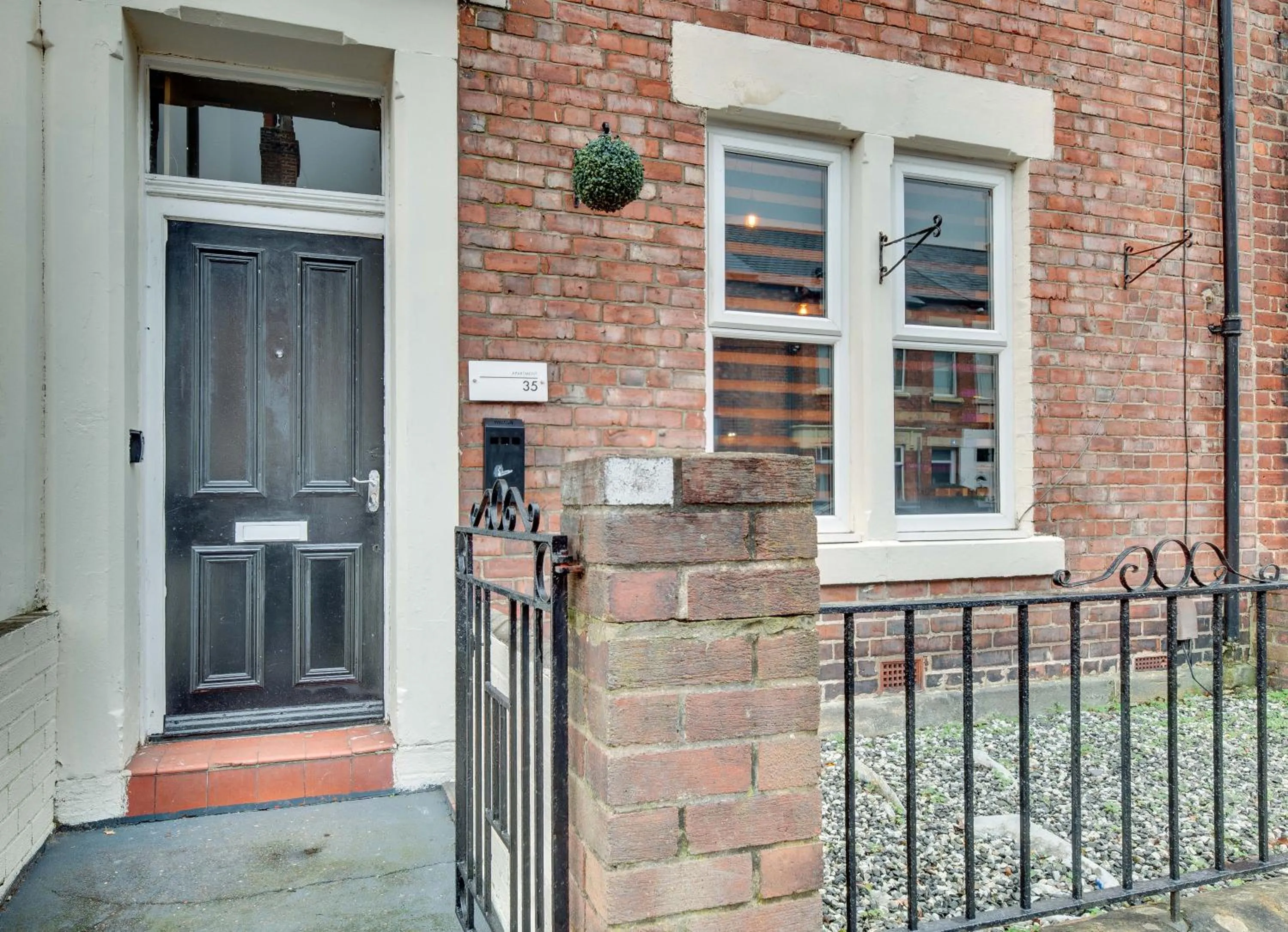 Property building in Newcastle CITY APT35,FREE STREET PARKING,4 BEDROOM HOUSE,8 SINGLE BEDS,FULL KITCHEN,ALL ROOMS WITH TVs,NETFLIX