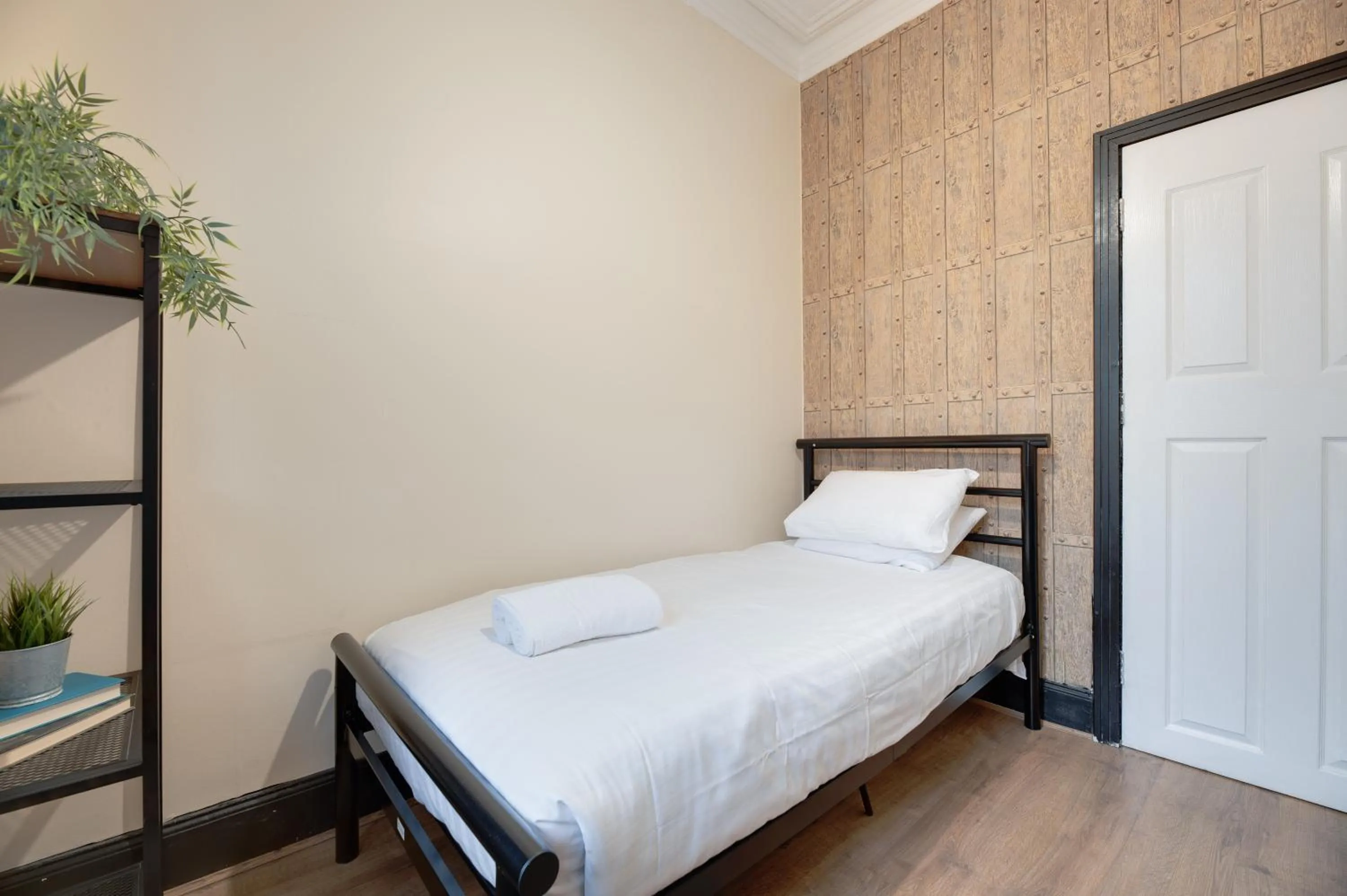 Bedroom, Bed in Newcastle CITY APT35,FREE STREET PARKING,4 BEDROOM HOUSE,8 SINGLE BEDS,FULL KITCHEN,ALL ROOMS WITH TVs,NETFLIX