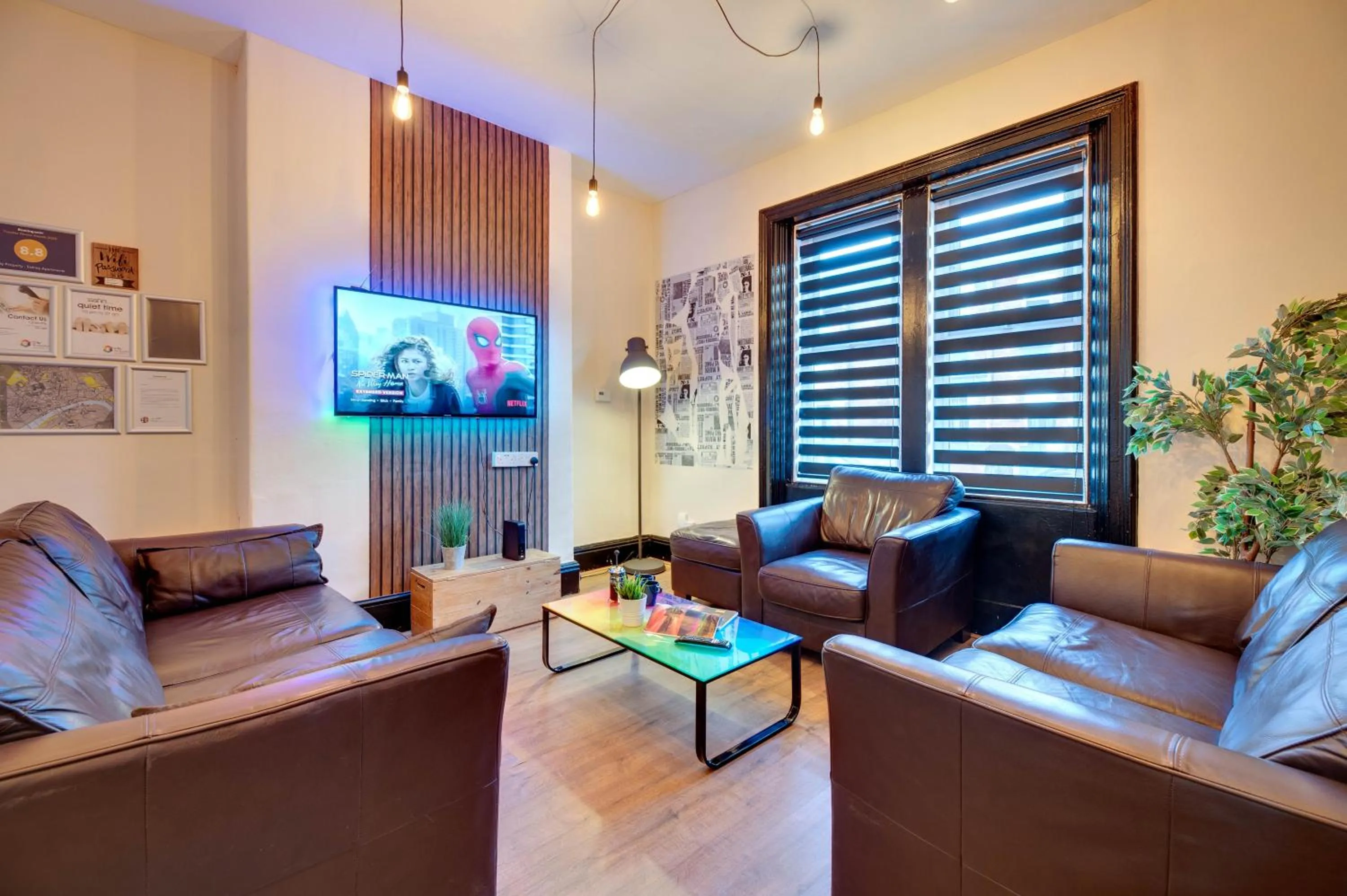 Living room in Newcastle CITY APT35,FREE STREET PARKING,4 BEDROOM HOUSE,8 SINGLE BEDS,FULL KITCHEN,ALL ROOMS WITH TVs,NETFLIX