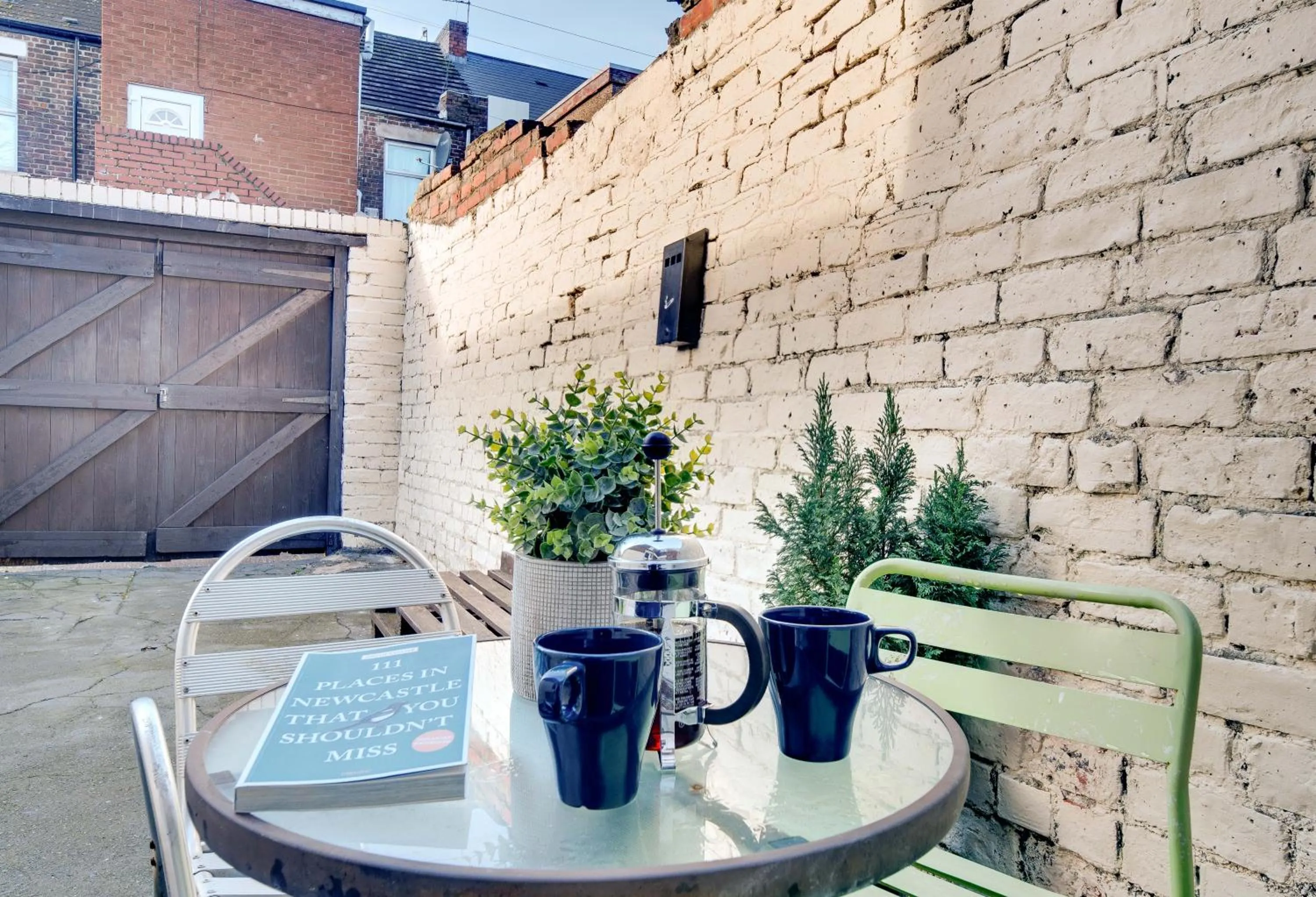 Patio in Newcastle CITY APT35,FREE STREET PARKING,4 BEDROOM HOUSE,8 SINGLE BEDS,FULL KITCHEN,ALL ROOMS WITH TVs,NETFLIX