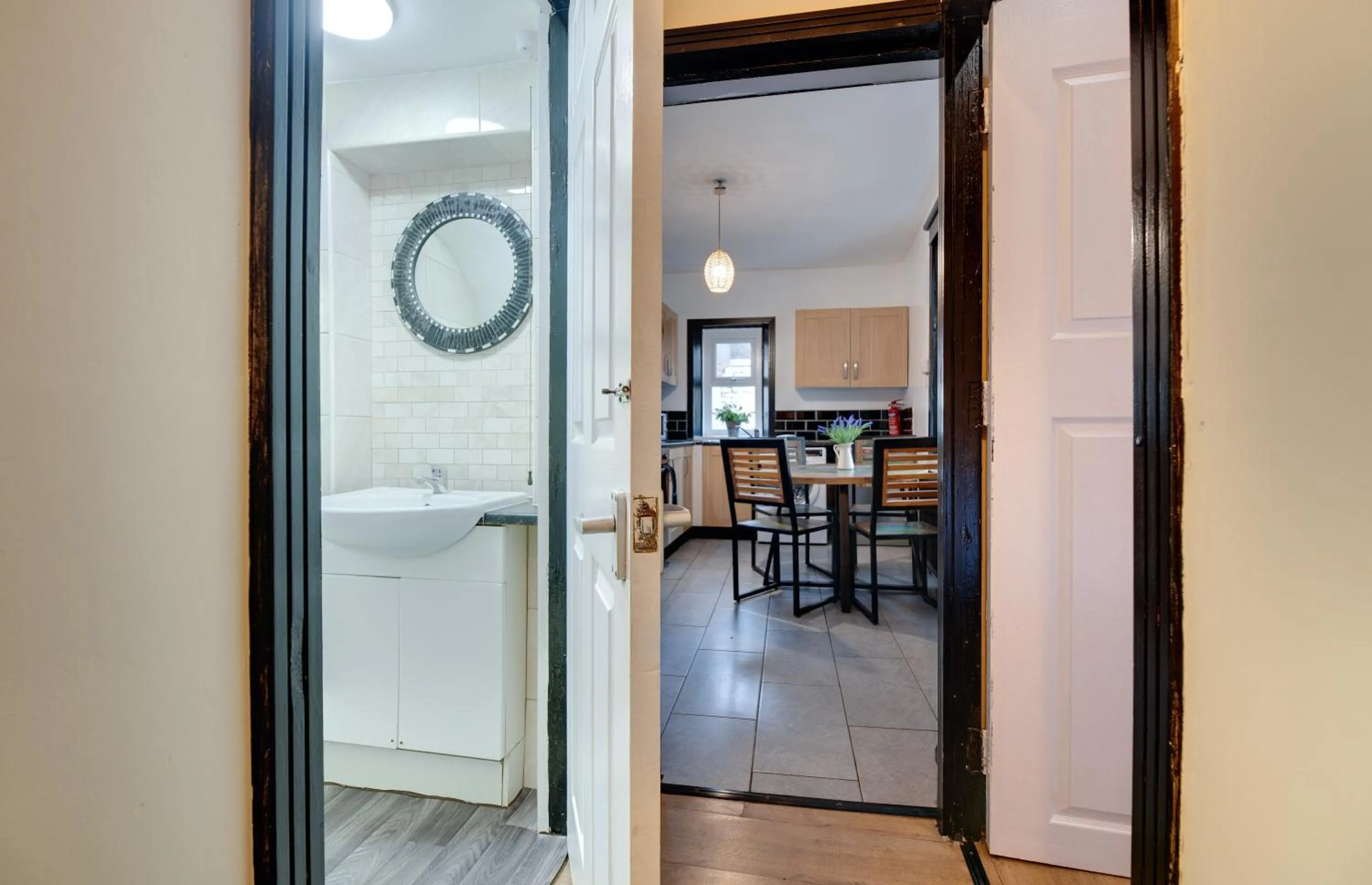 Toilet in Newcastle CITY APT35,FREE STREET PARKING,4 BEDROOM HOUSE,8 SINGLE BEDS,FULL KITCHEN,ALL ROOMS WITH TVs,NETFLIX