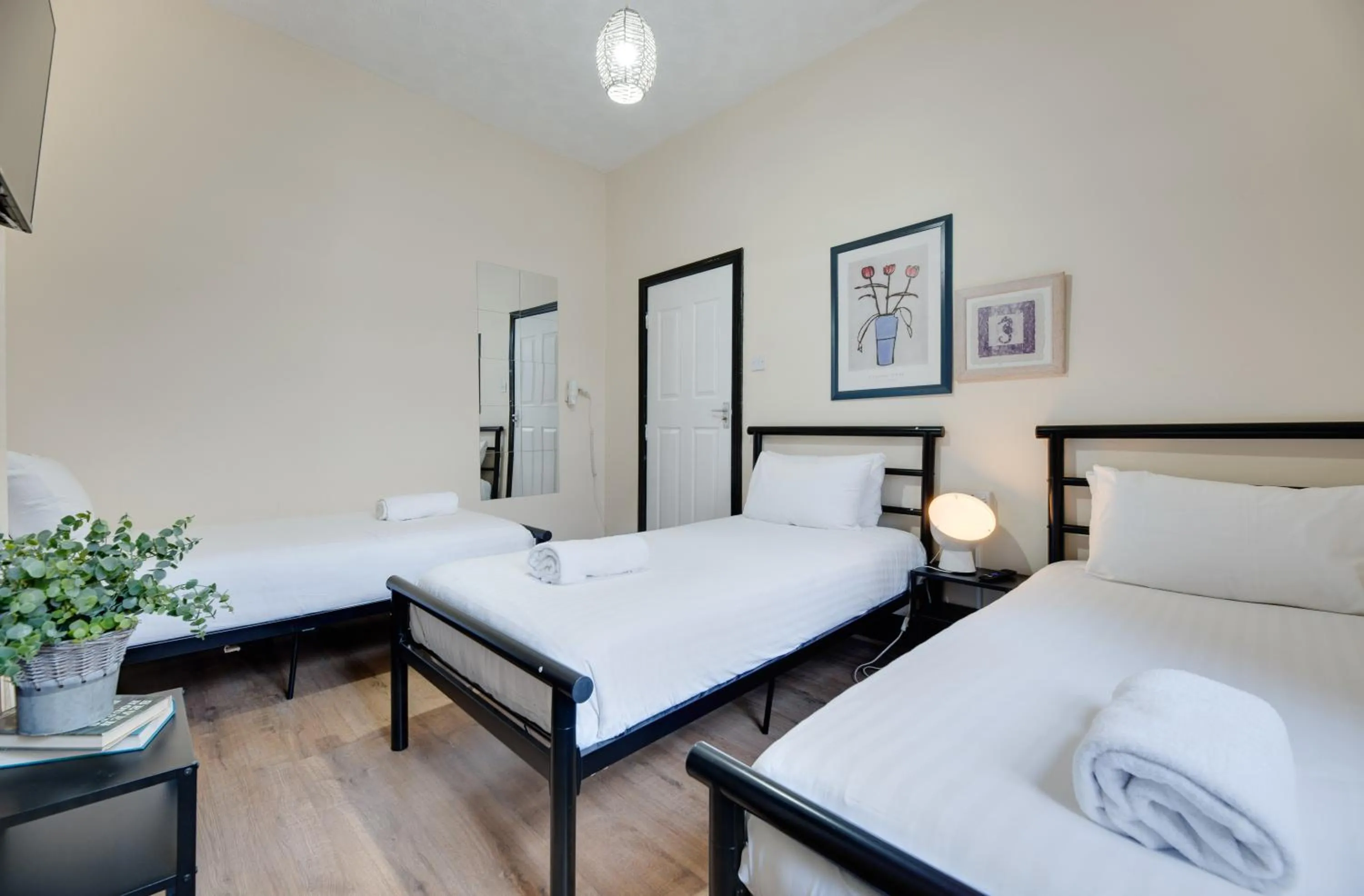 Bedroom, Bed in Newcastle CITY APT35,FREE STREET PARKING,4 BEDROOM HOUSE,8 SINGLE BEDS,FULL KITCHEN,ALL ROOMS WITH TVs,NETFLIX