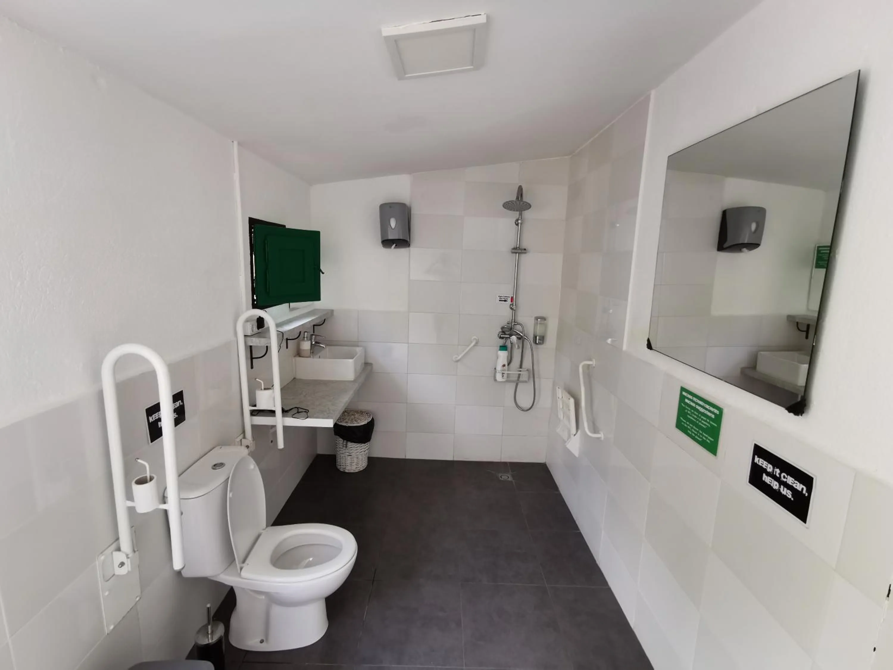 Shower in Mucha Masia Hostel Rural Urba