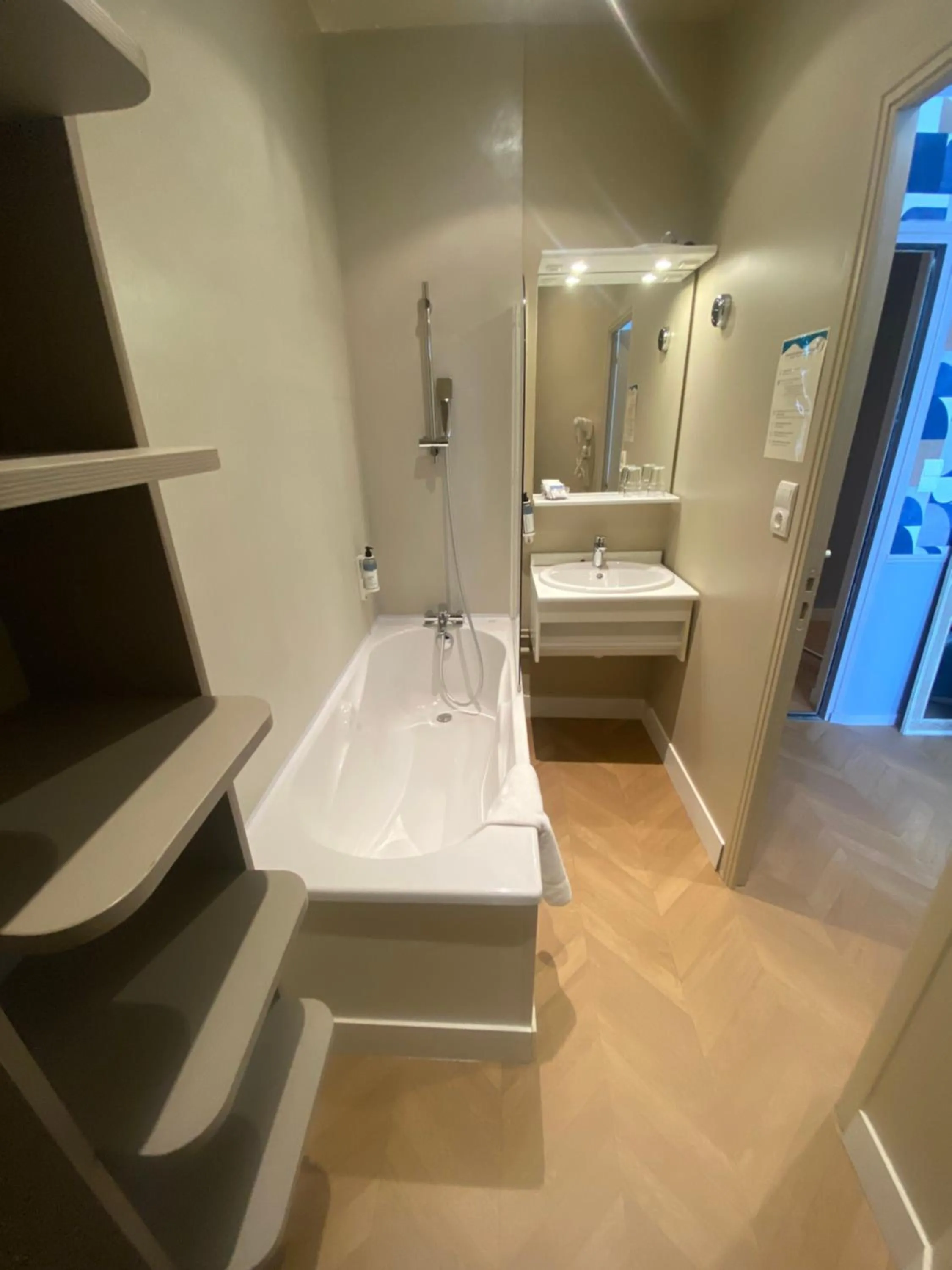 Bathroom in Hôtel De Wimereux